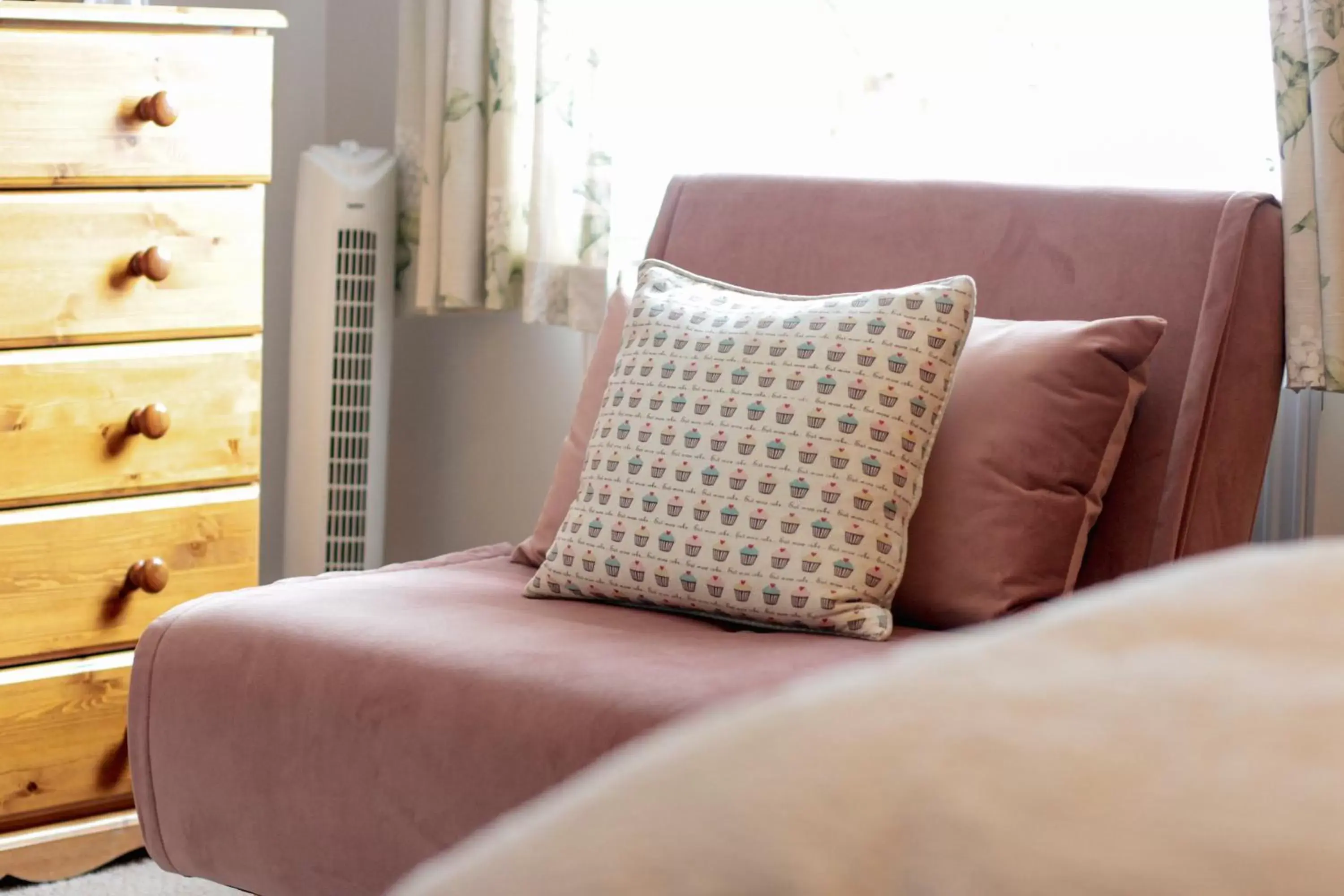 Seating area, Bed in The Five Dials Inn