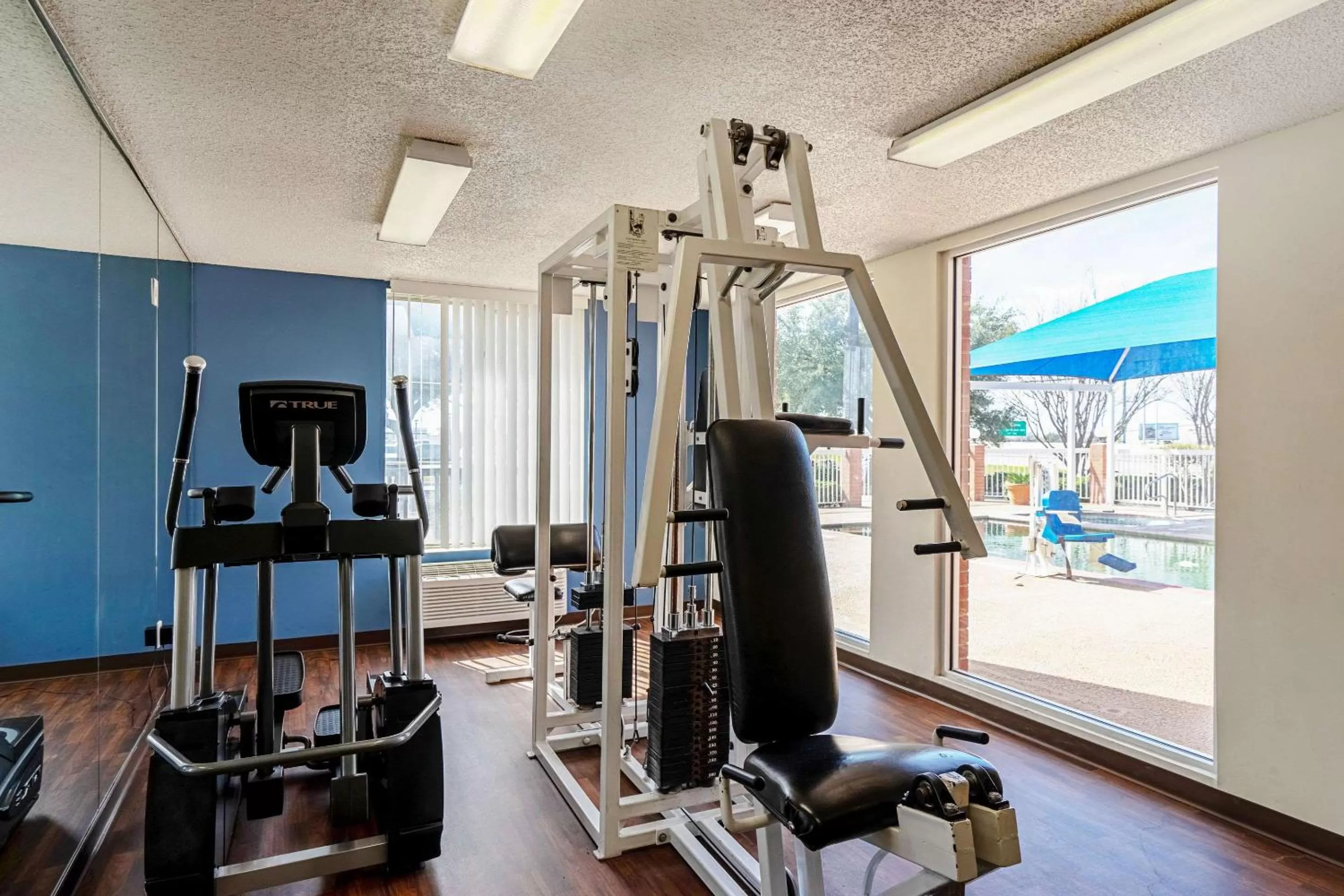 Fitness centre/facilities in Quality Suites San Antonio Northeast