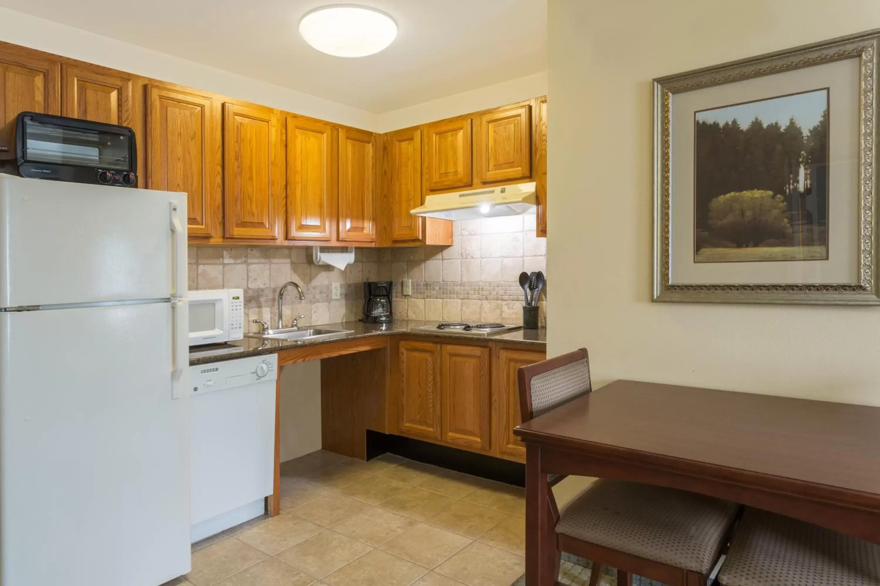 Kitchen or kitchenette, Kitchen/Kitchenette in Staybridge Suites Tallahassee I-10 East, an IHG Hotel