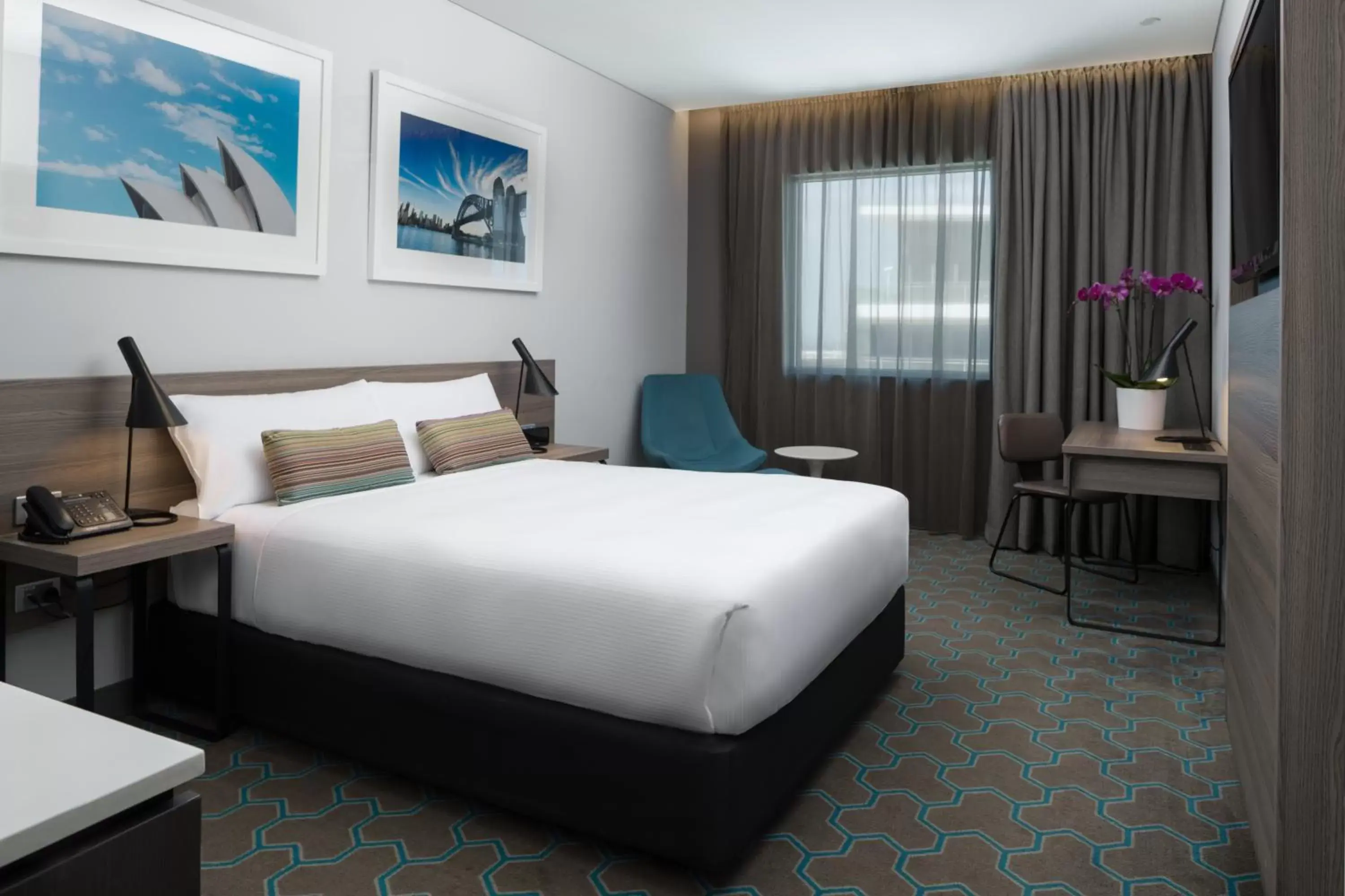 Bedroom, Bed in Rydges Sydney Airport Hotel