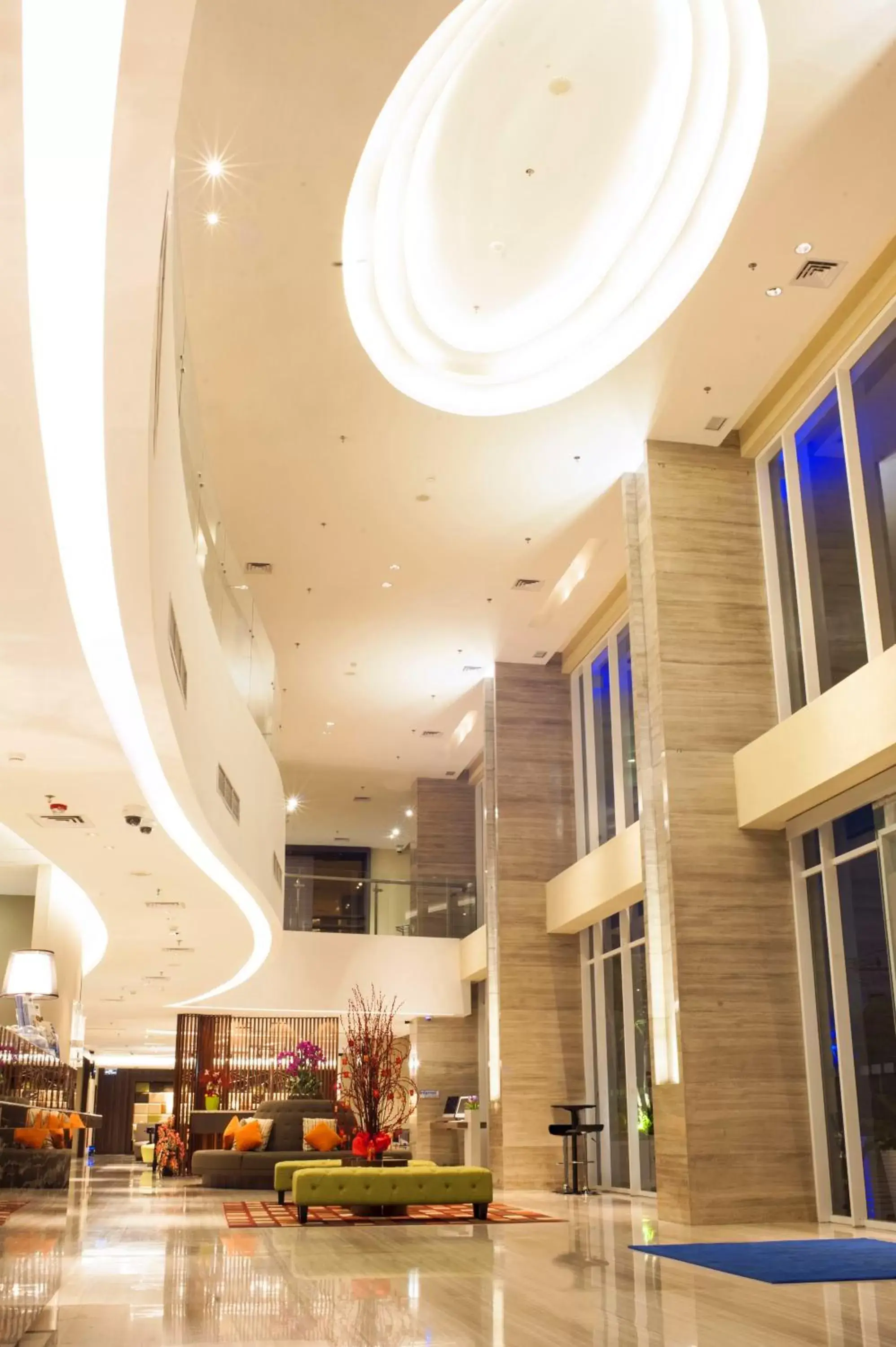 Lobby or reception in Holiday Inn Express Surabaya CenterPoint, an IHG Hotel