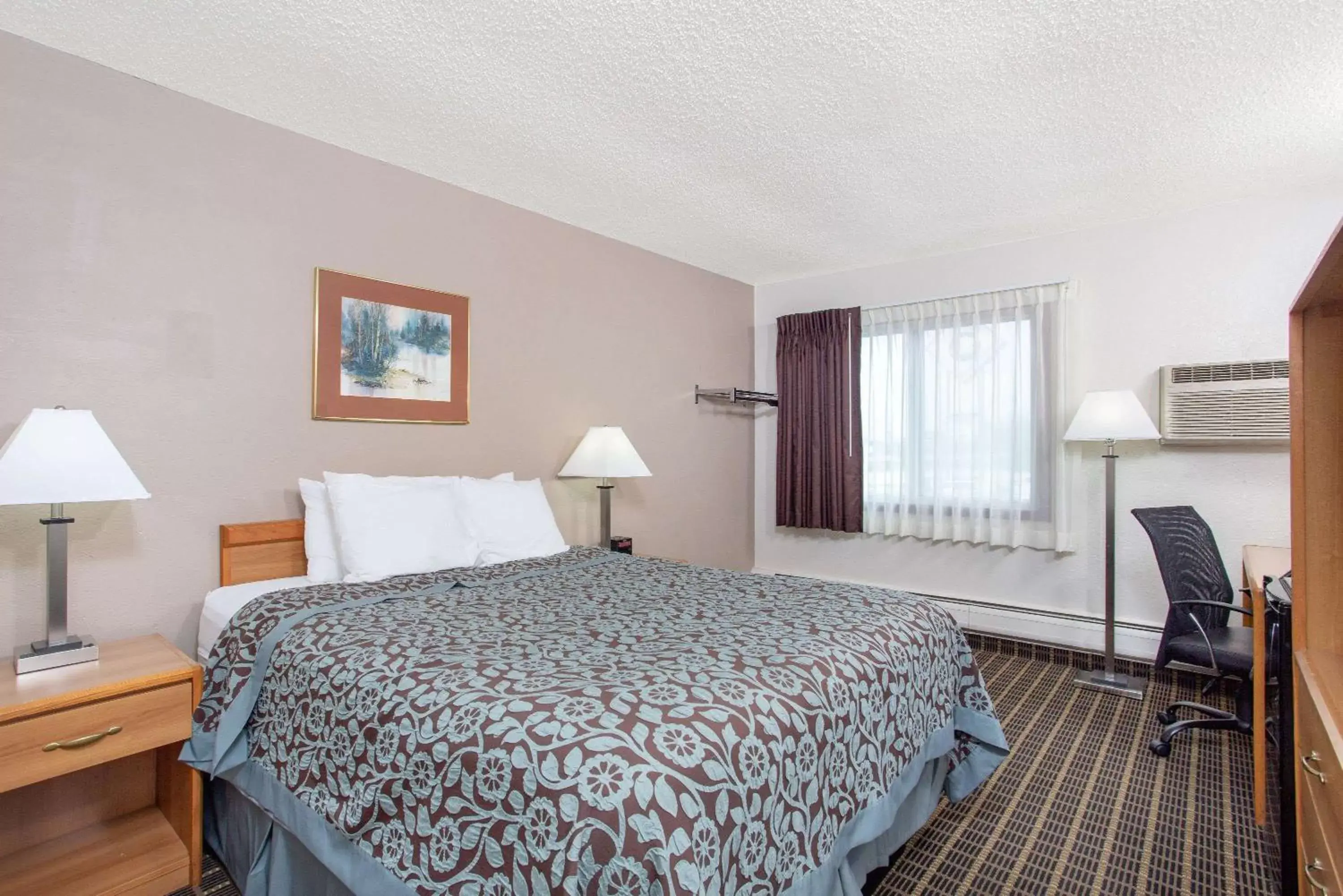 Photo of the whole room, Bed in Days Inn by Wyndham Fond du Lac