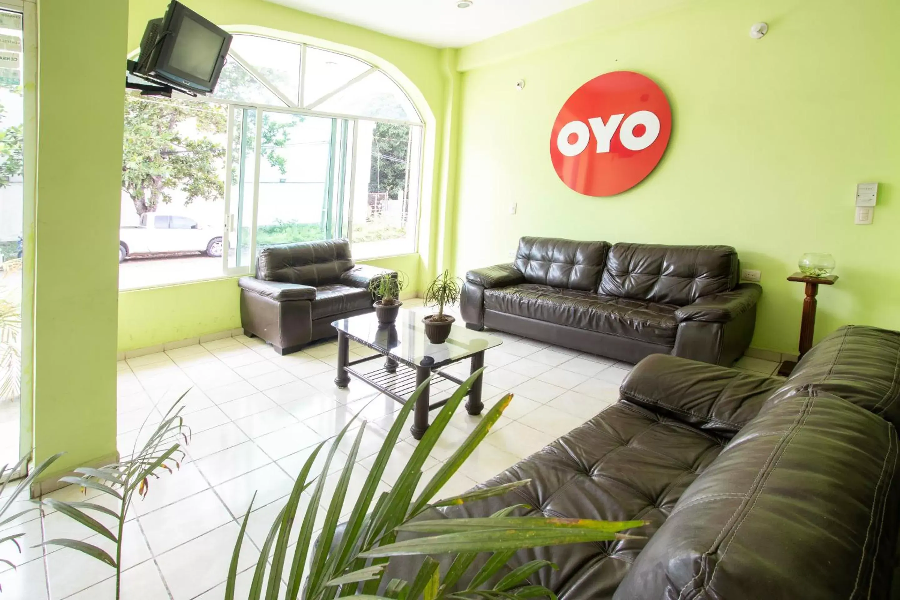 Lobby or reception, Seating Area in OYO Hotel Estacion,José Cardel,Parque Central Revolución