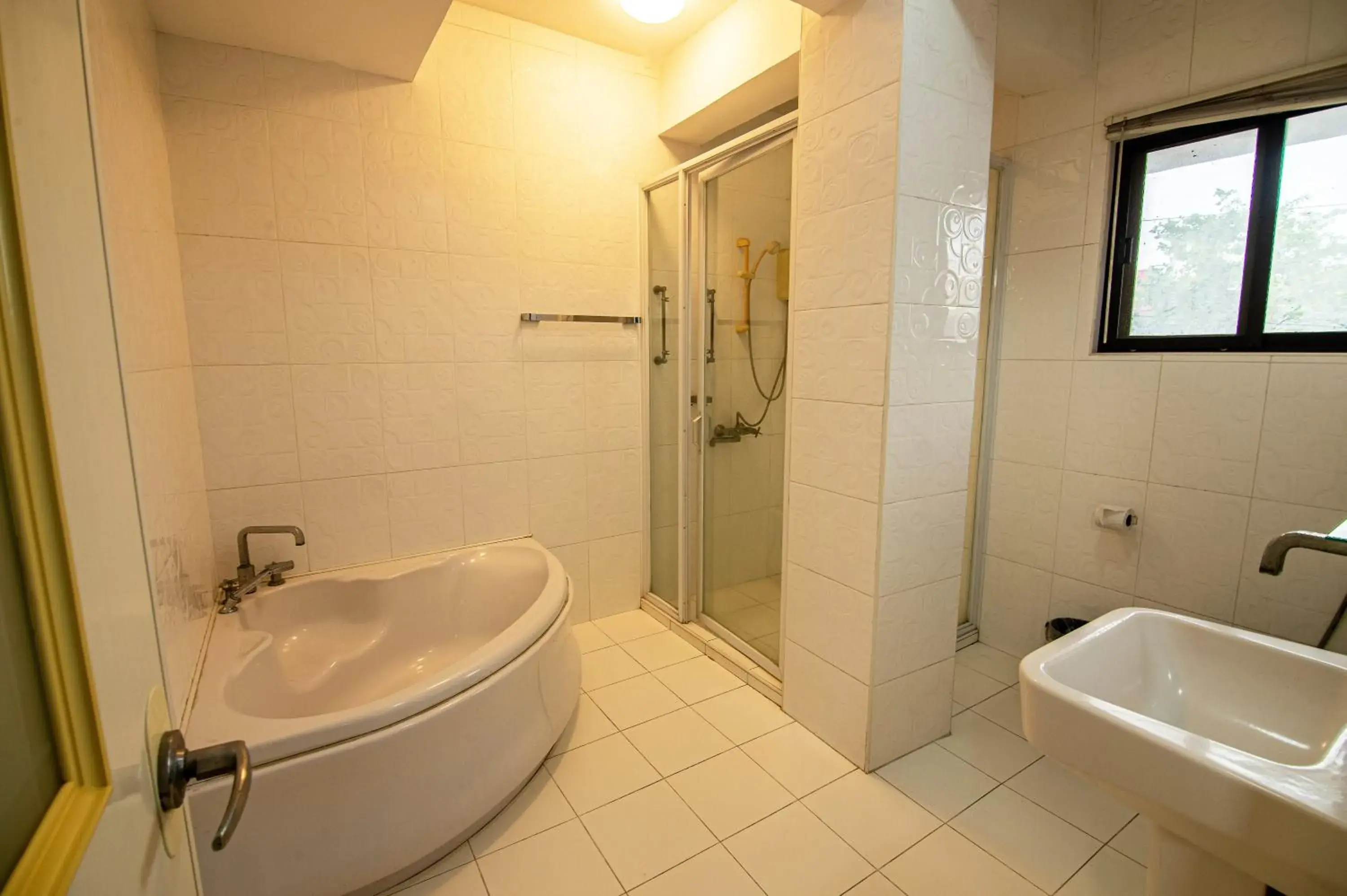 Bathroom in Kiwi Hotel