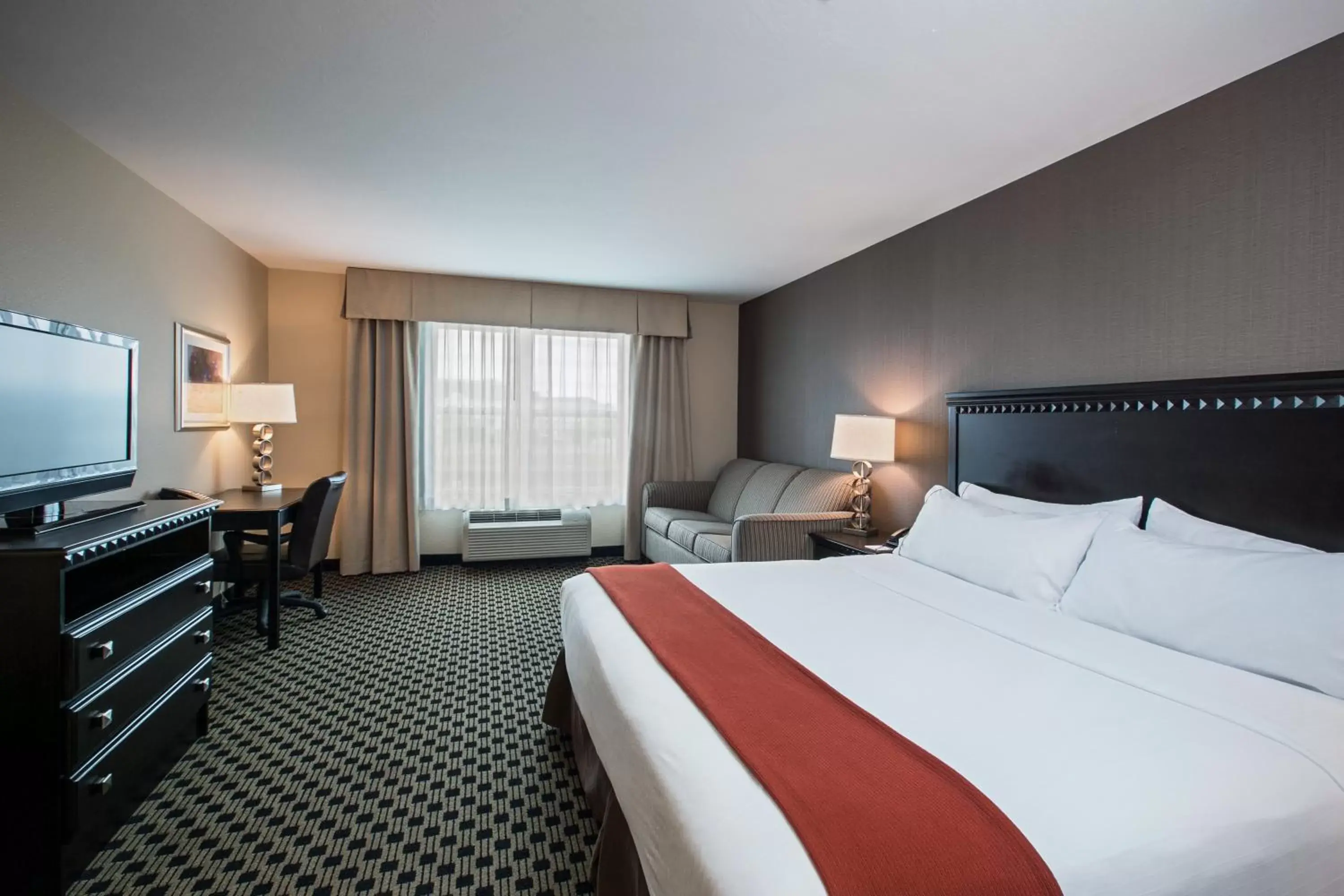 Photo of the whole room, Bed in Holiday Inn Express & Suites - Green Bay East, an IHG Hotel