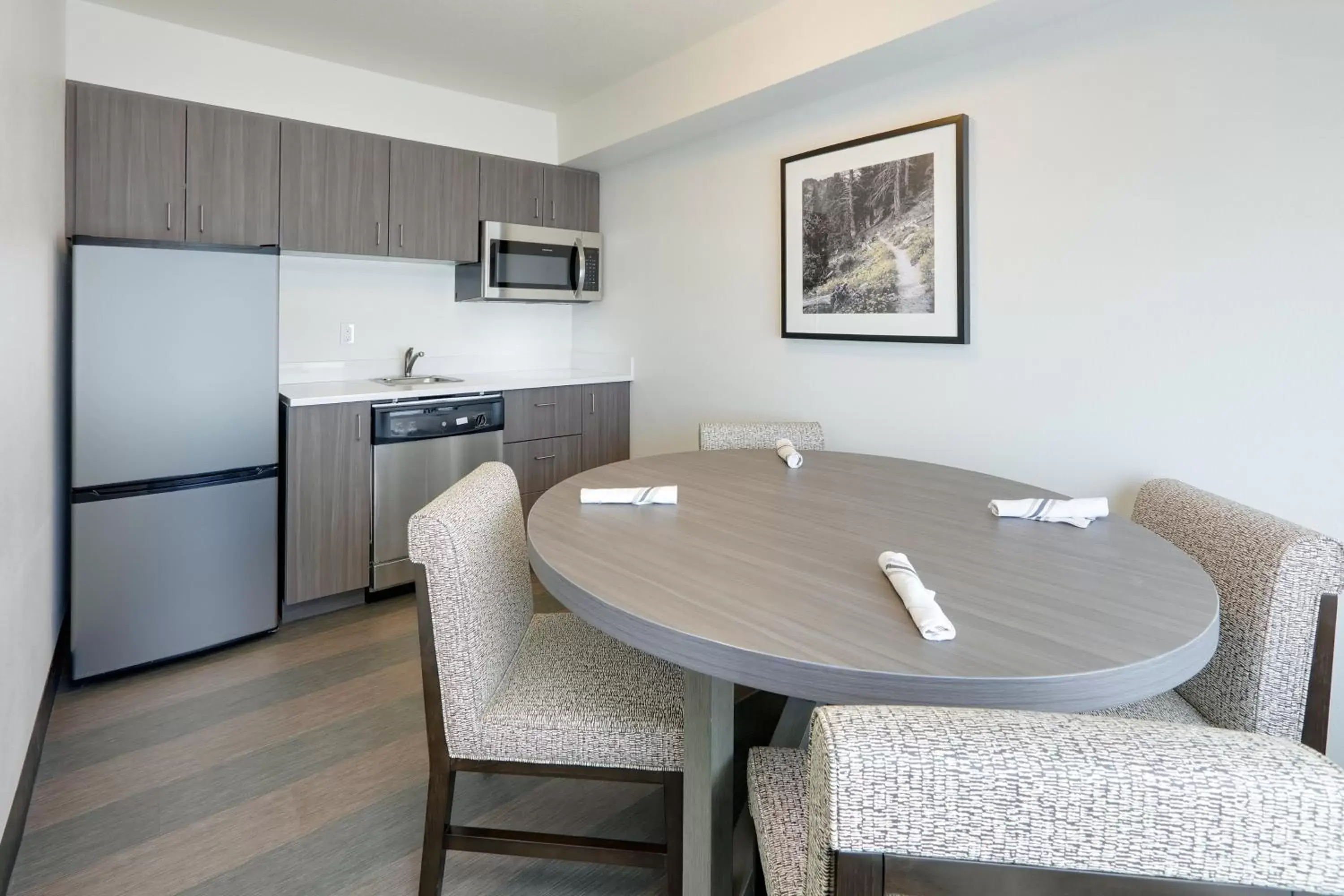 Photo of the whole room, Kitchen/Kitchenette in Holiday Inn Twin Falls, an IHG Hotel