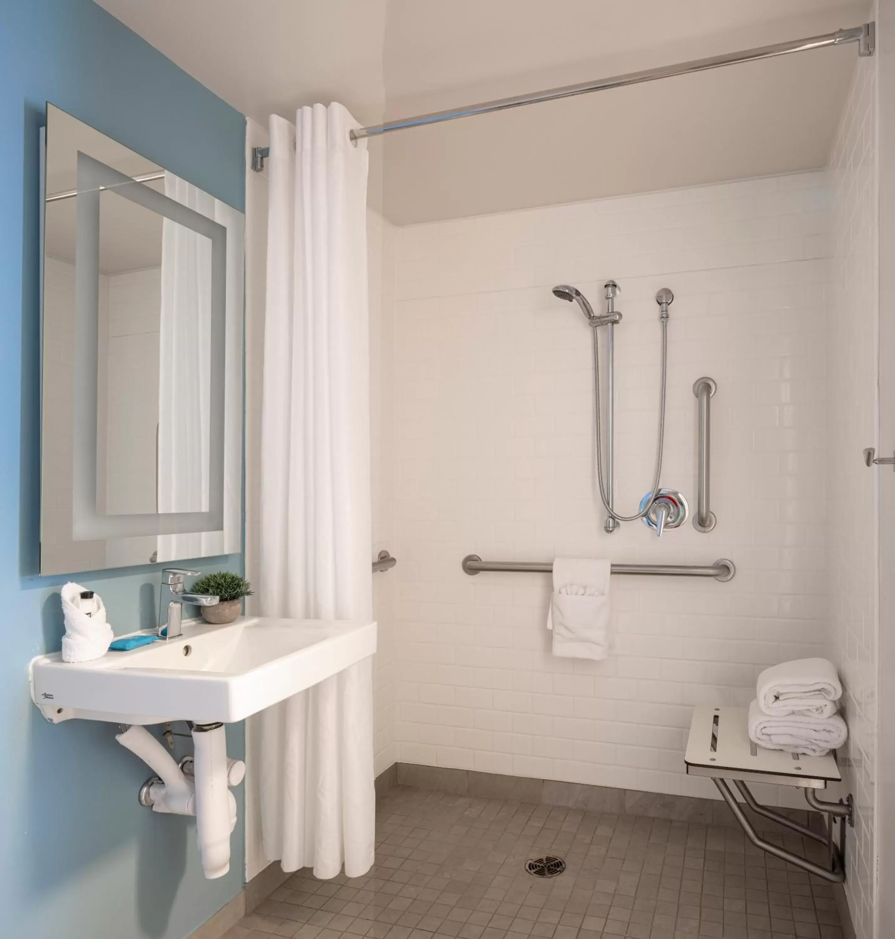 Shower, Bathroom in Hotel Saint Clair - Magnificent Mile