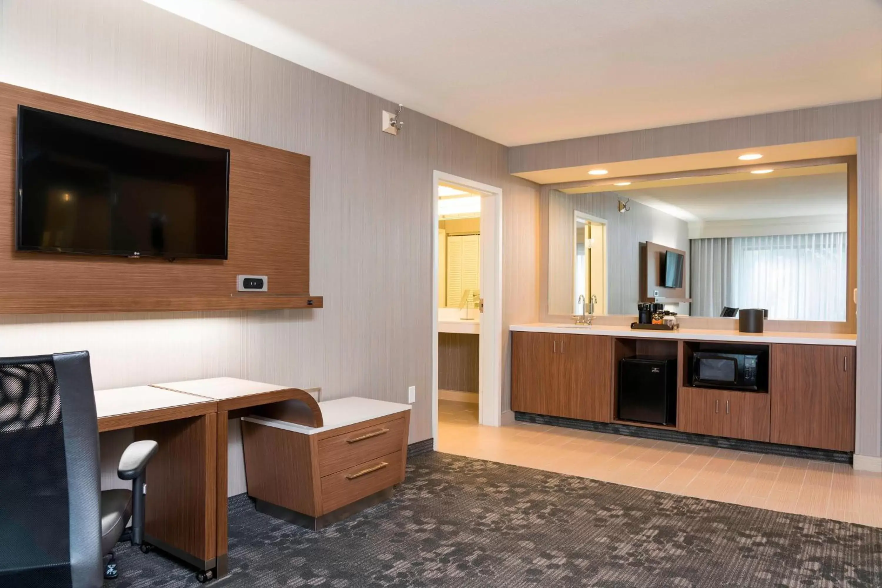 Photo of the whole room, Kitchen/Kitchenette in Courtyard by Marriott Livermore