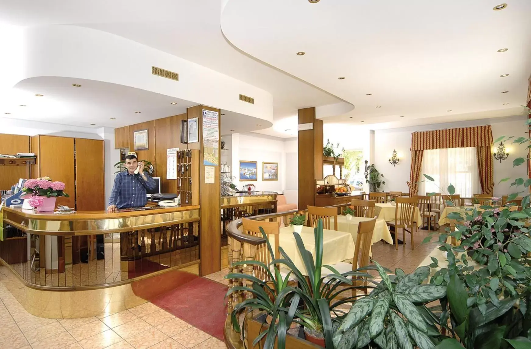 Staff, Lounge/Bar in Albergo Savoia