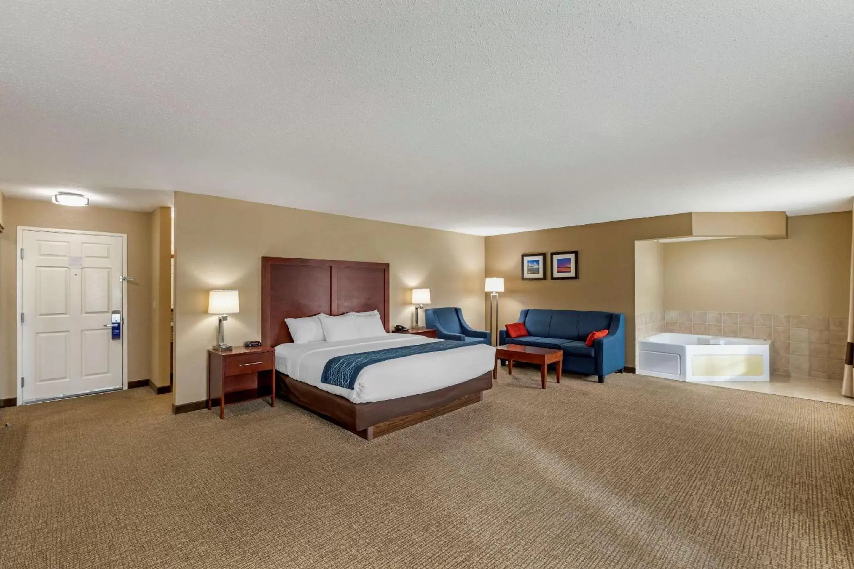 Photo of the whole room, Bed in Comfort Inn & Suites Jackson - West Bend