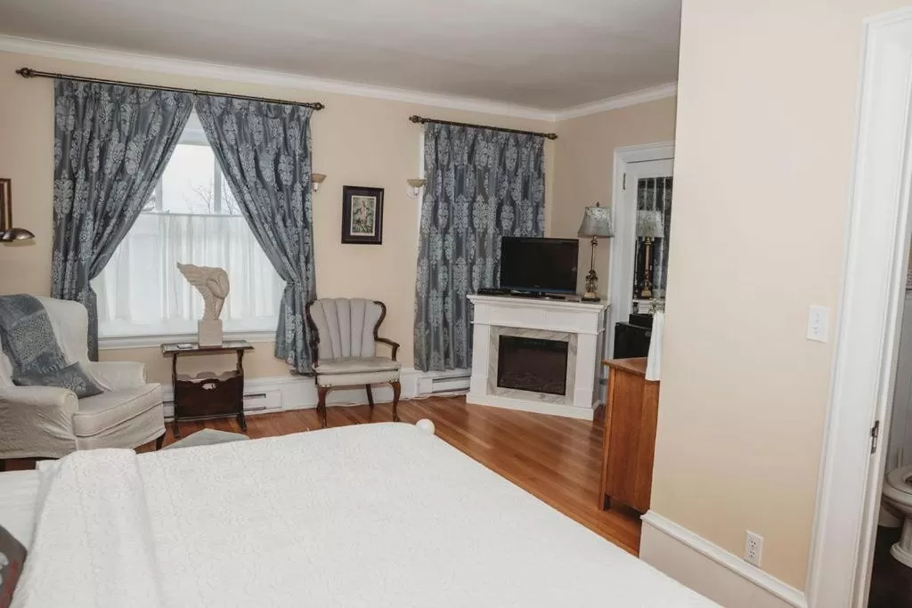 Seating area, TV/Entertainment Center in Grey Gables Inn