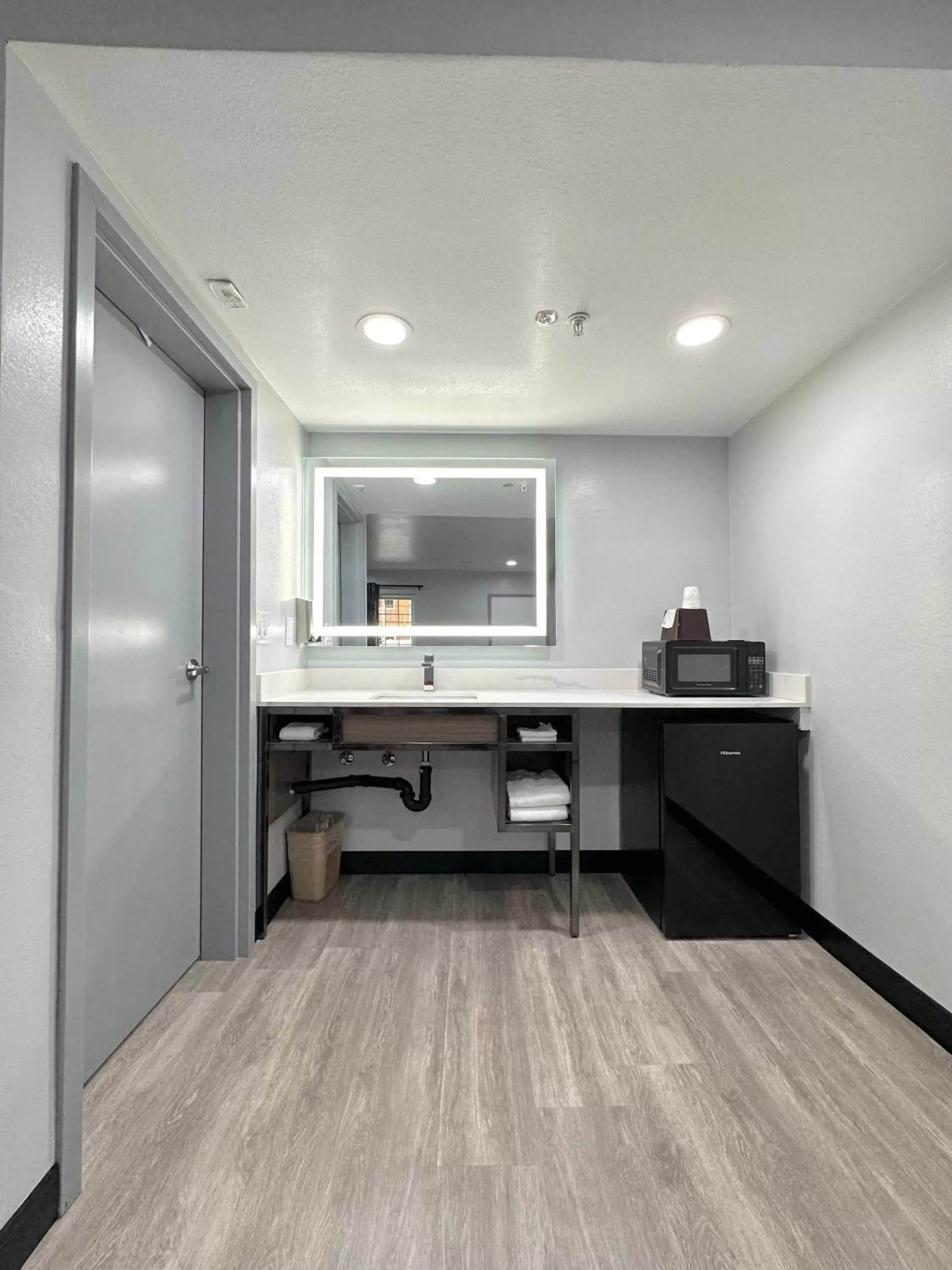Bathroom, Kitchen/Kitchenette in Express Inn & Suites Ontario Airport