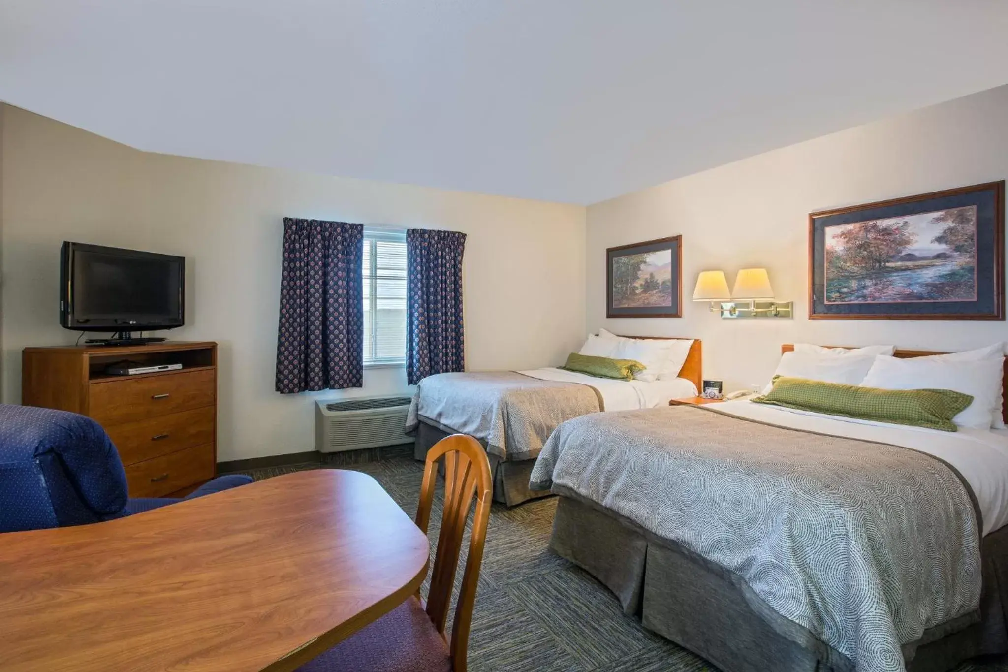 Photo of the whole room, Bed in Candlewood Suites Appleton, an IHG Hotel