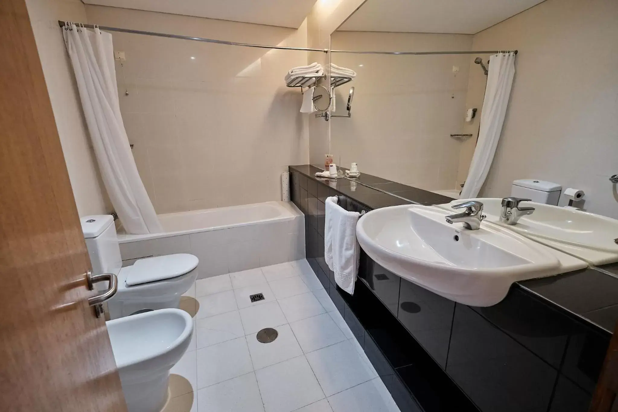 Shower, Bathroom in Hotel Praia Marina by RIDAN Hotels