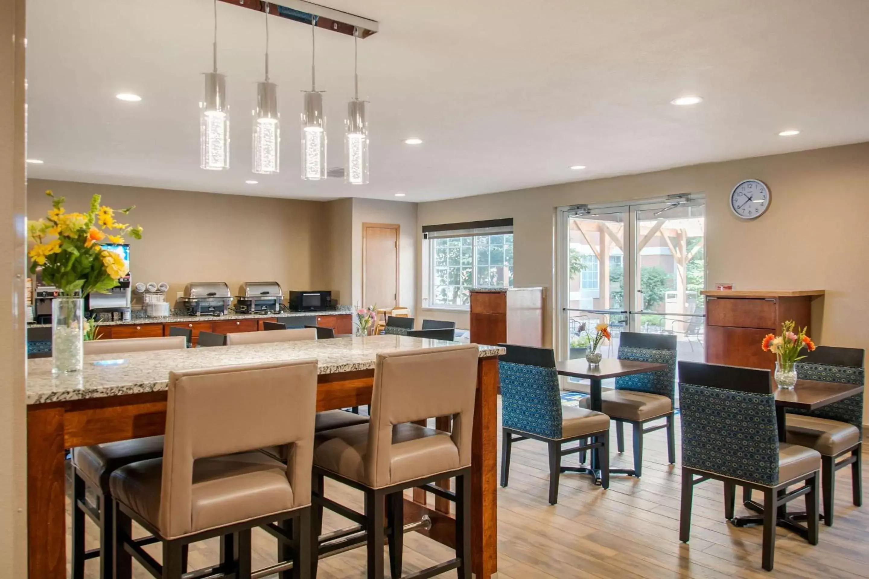 Restaurant/places to eat in MainStay Suites Dubuque at Hwy 20 Restaurant/places to eat in MainStay Suites Dubuque at Hwy 20