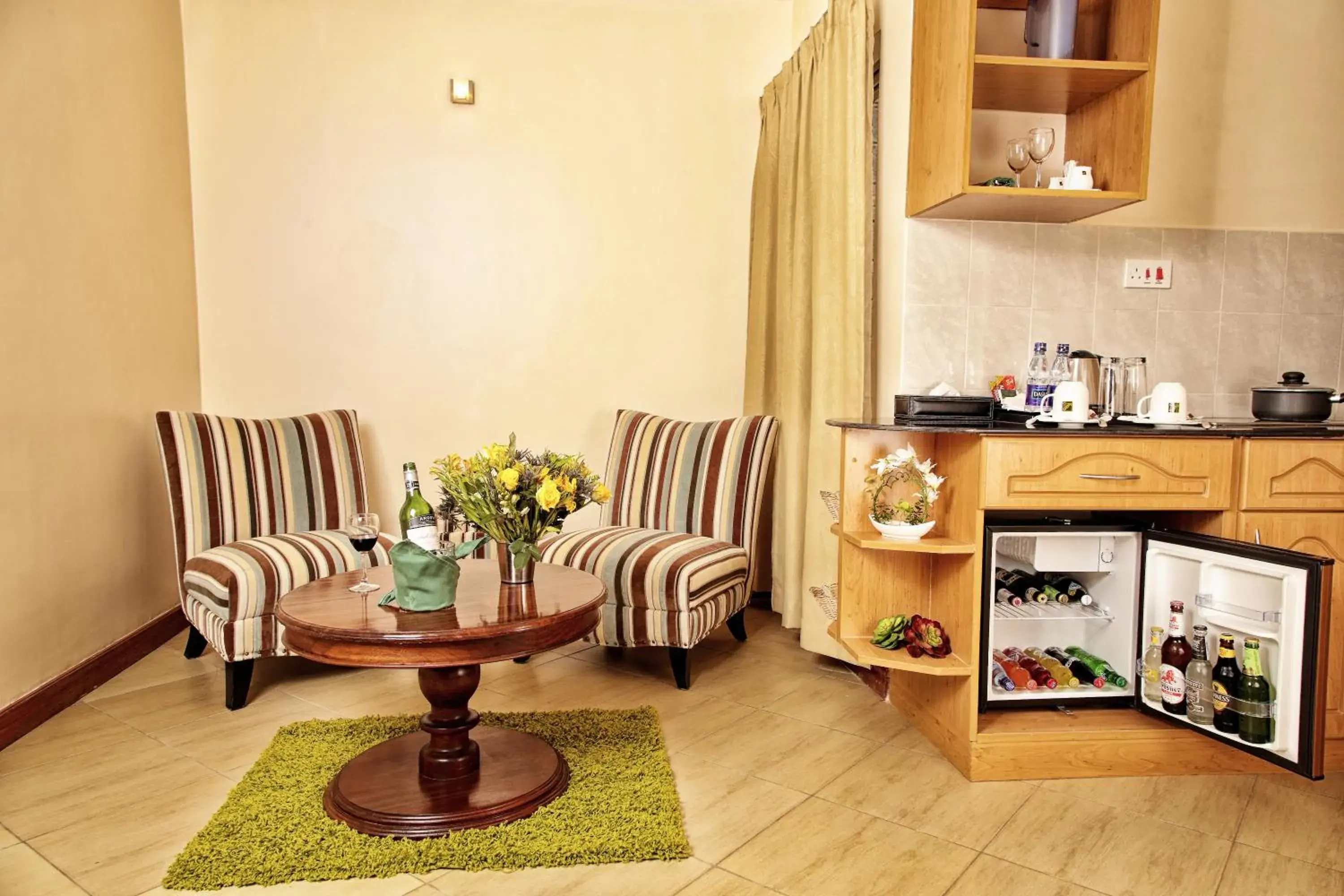 Coffee/tea facilities, Seating Area in Longview Suites Hotel