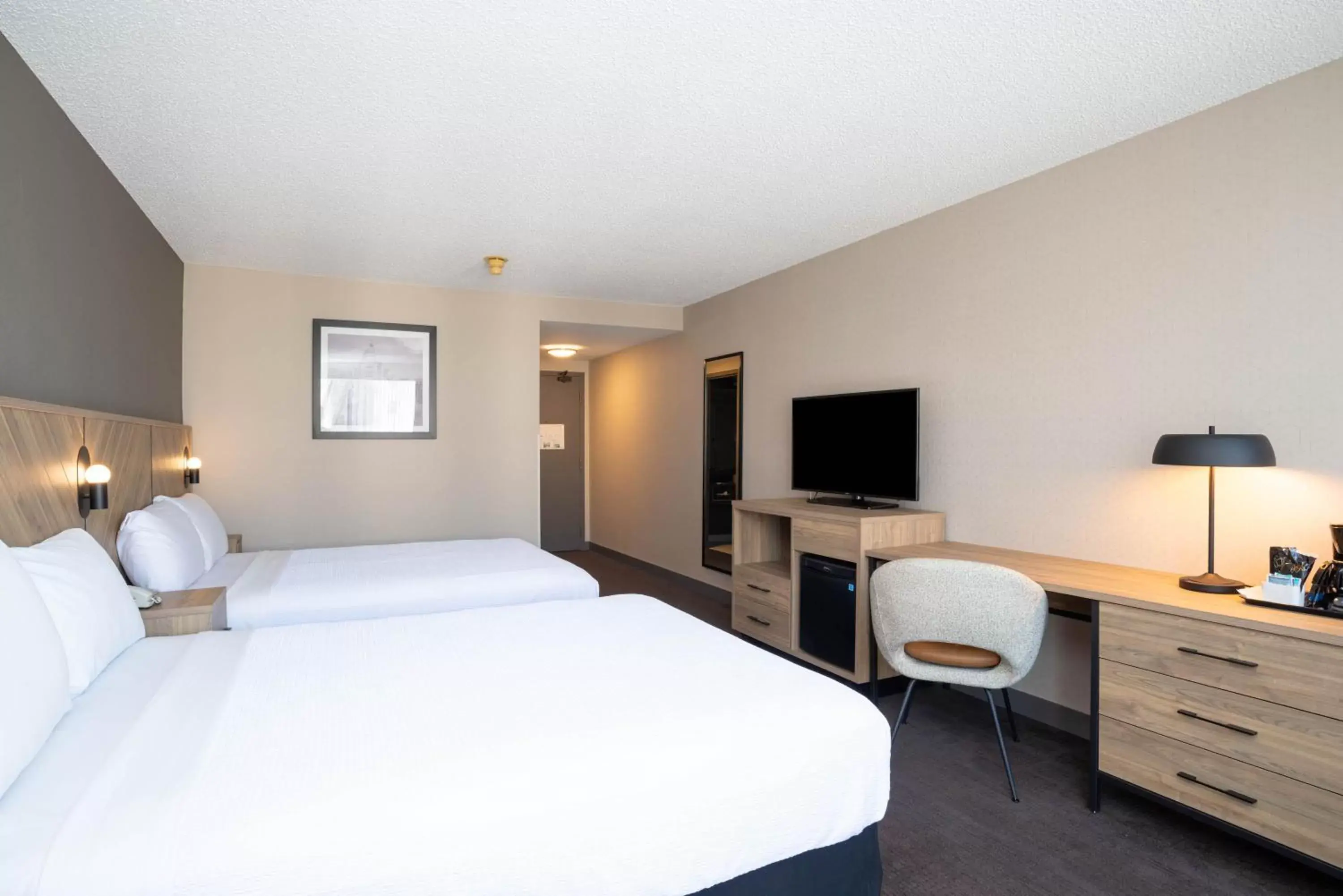 Photo of the whole room, Bed in Sandman Hotel Montreal - Longueuil