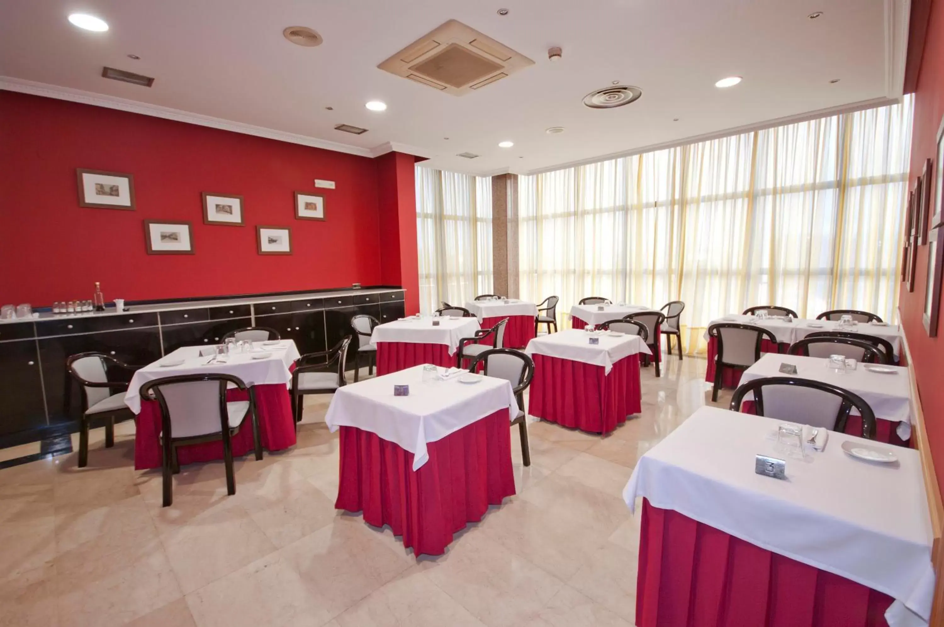 Restaurant/Places to Eat in Hotel Auditorio Santiago & Spa