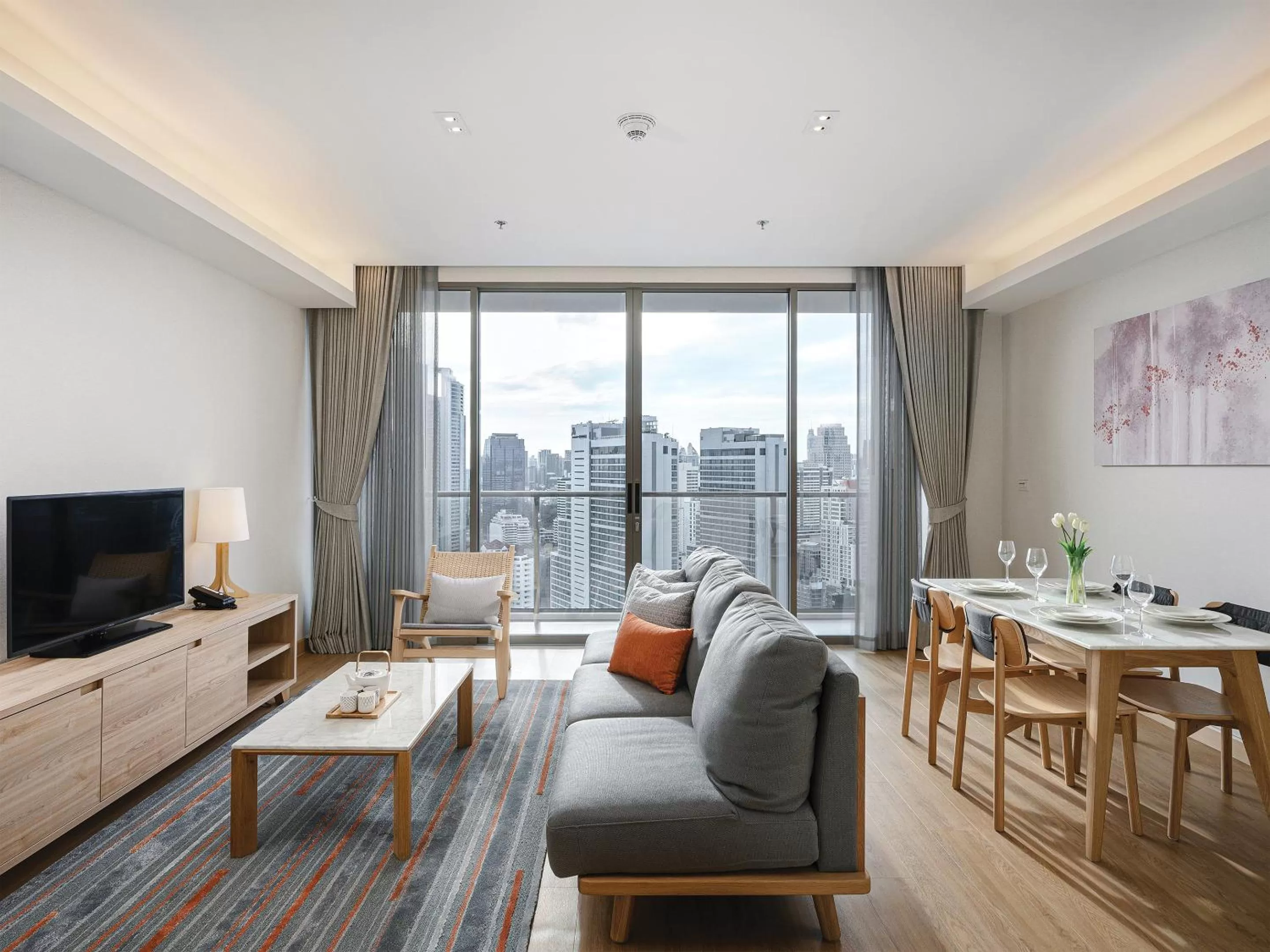 TV and multimedia in Oakwood Suites Bangkok