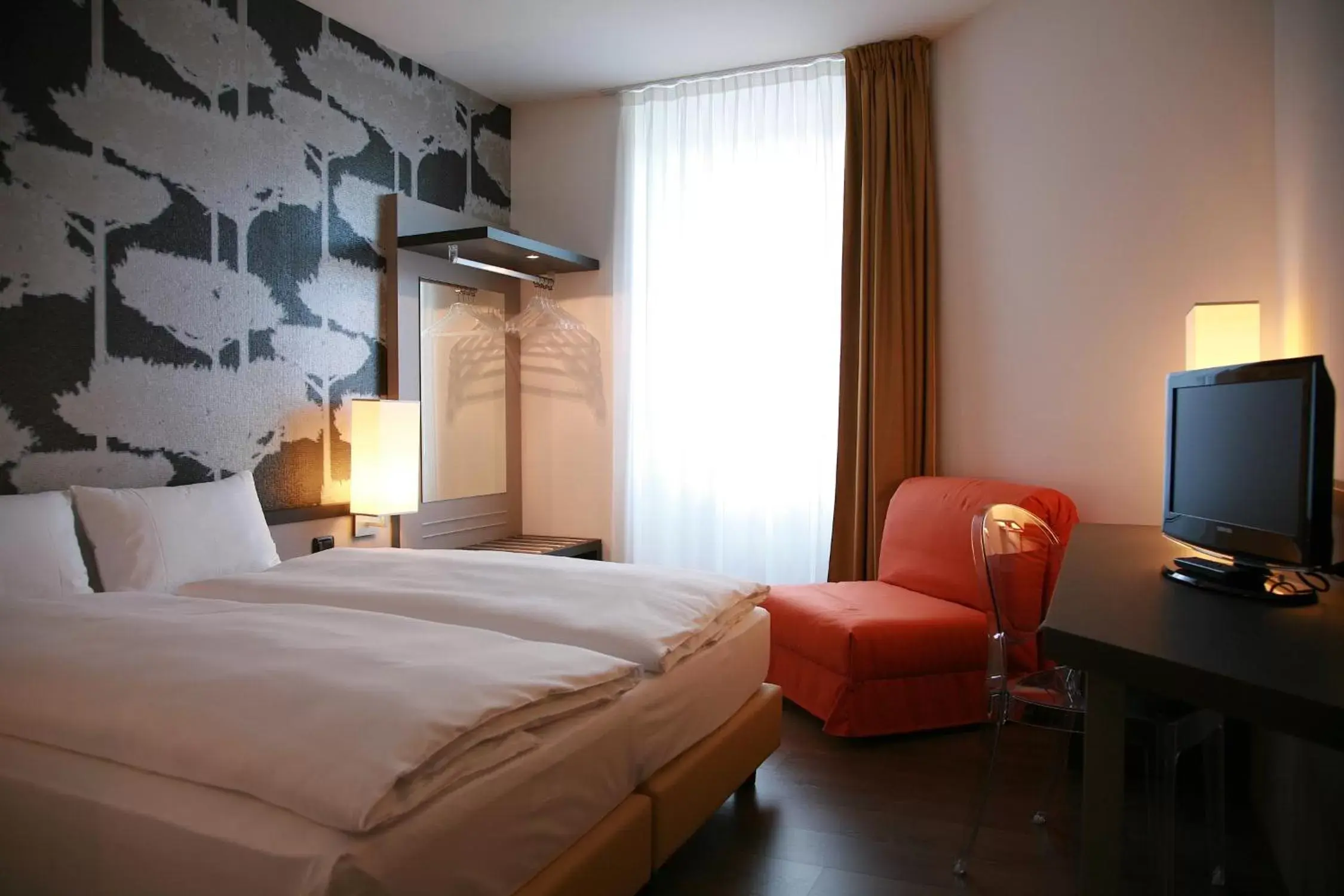 Photo of the whole room, Bed in Hotel Internazionale Bellinzona