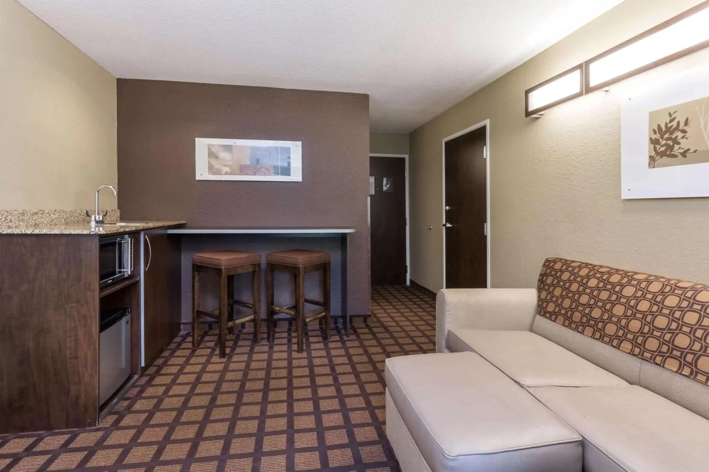 Photo of the whole room, Seating Area in Microtel Inn & Suites by Wyndham Jacksonville Airport