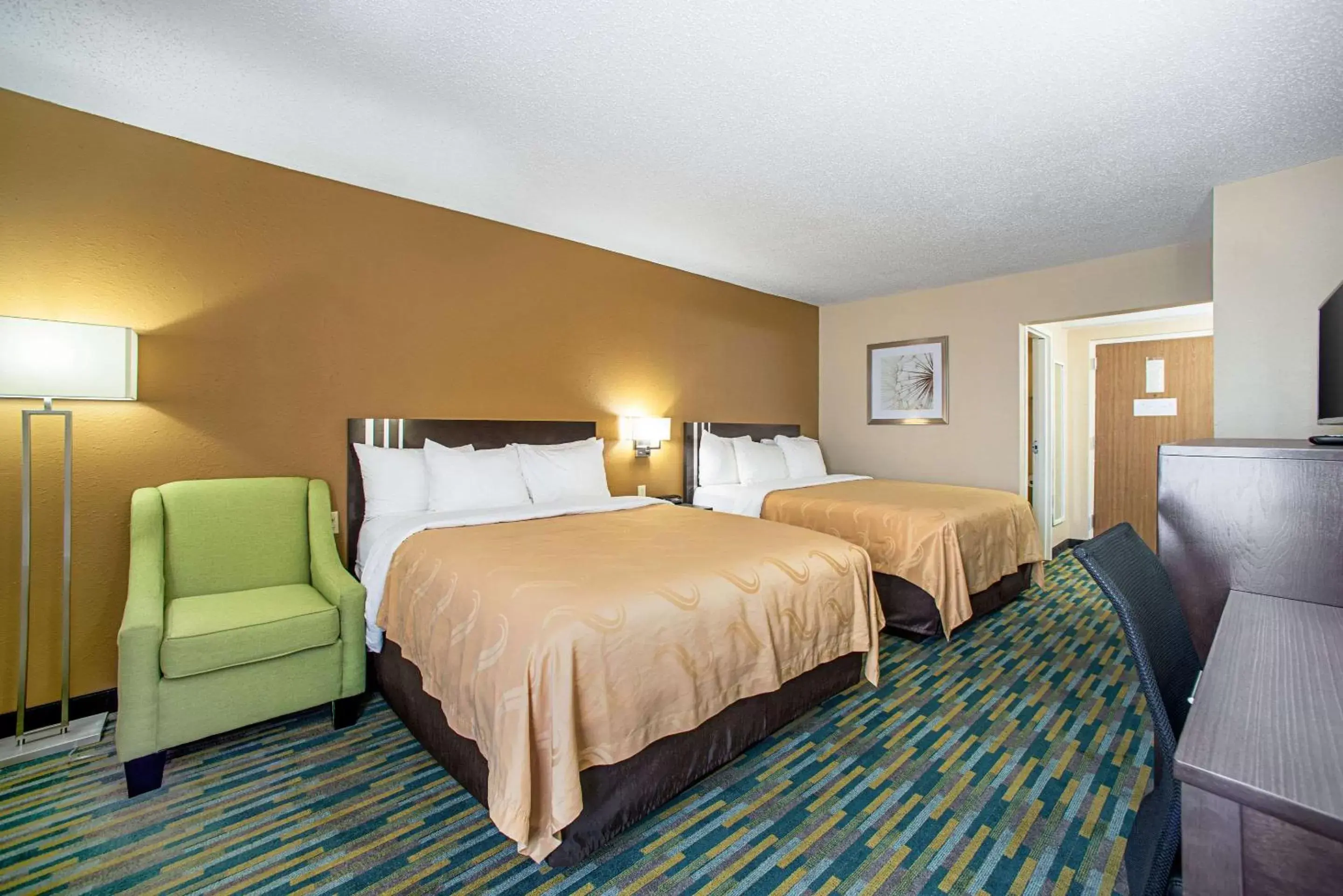 Bathroom, Bed in Quality Inn Near Six Flags St. Louis