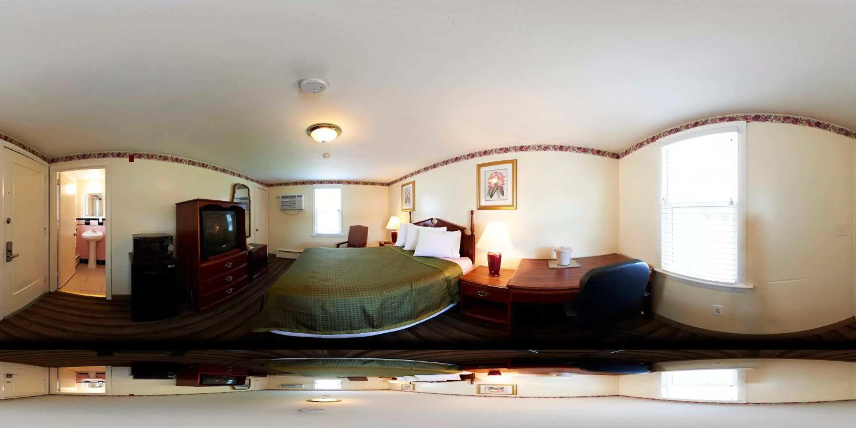 Photo of the whole room, Bed in Knights Inn Centerville Cape Cod Area