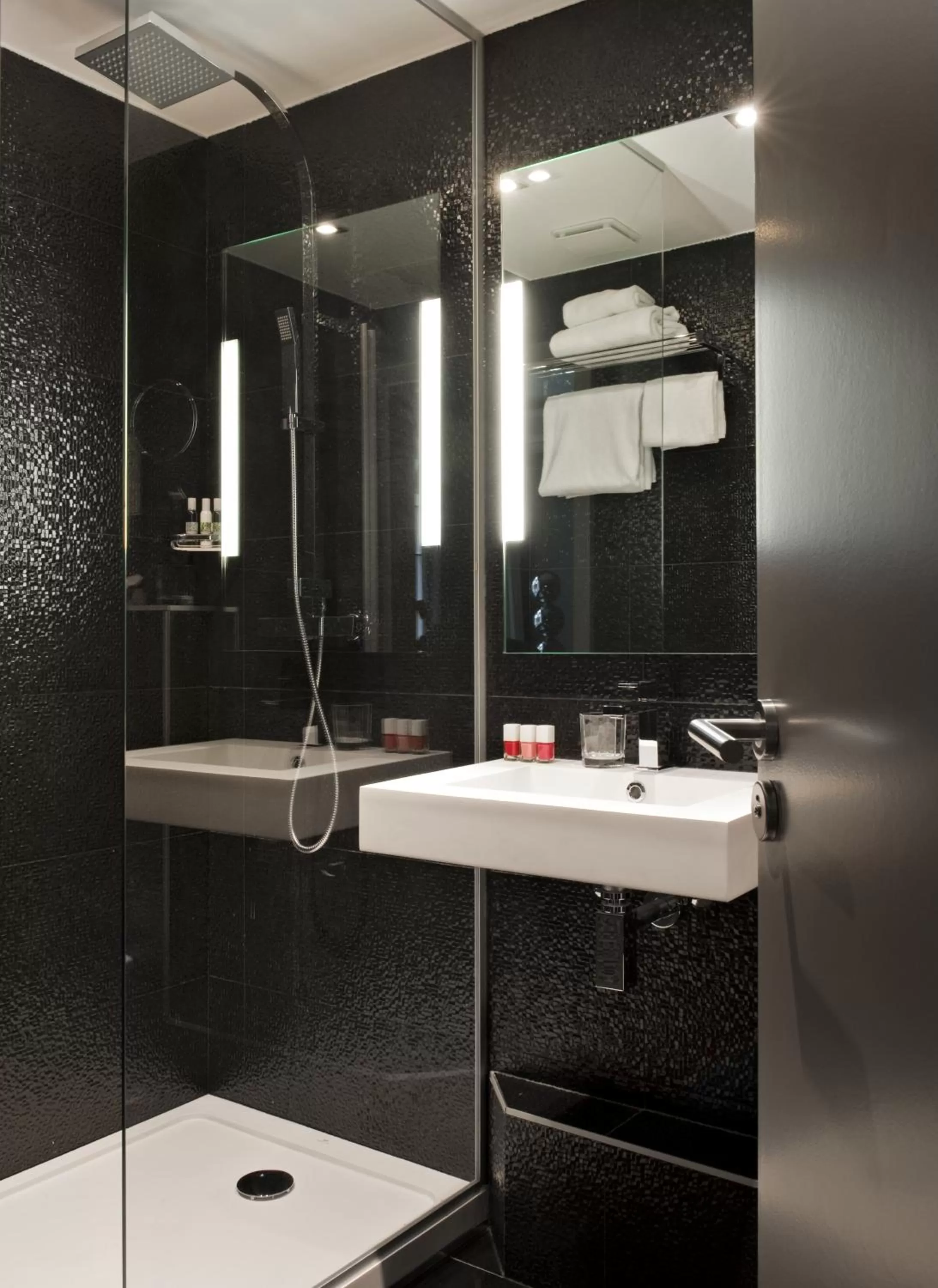 Bathroom in Hôtel Le Rohan, centre Cathédrale