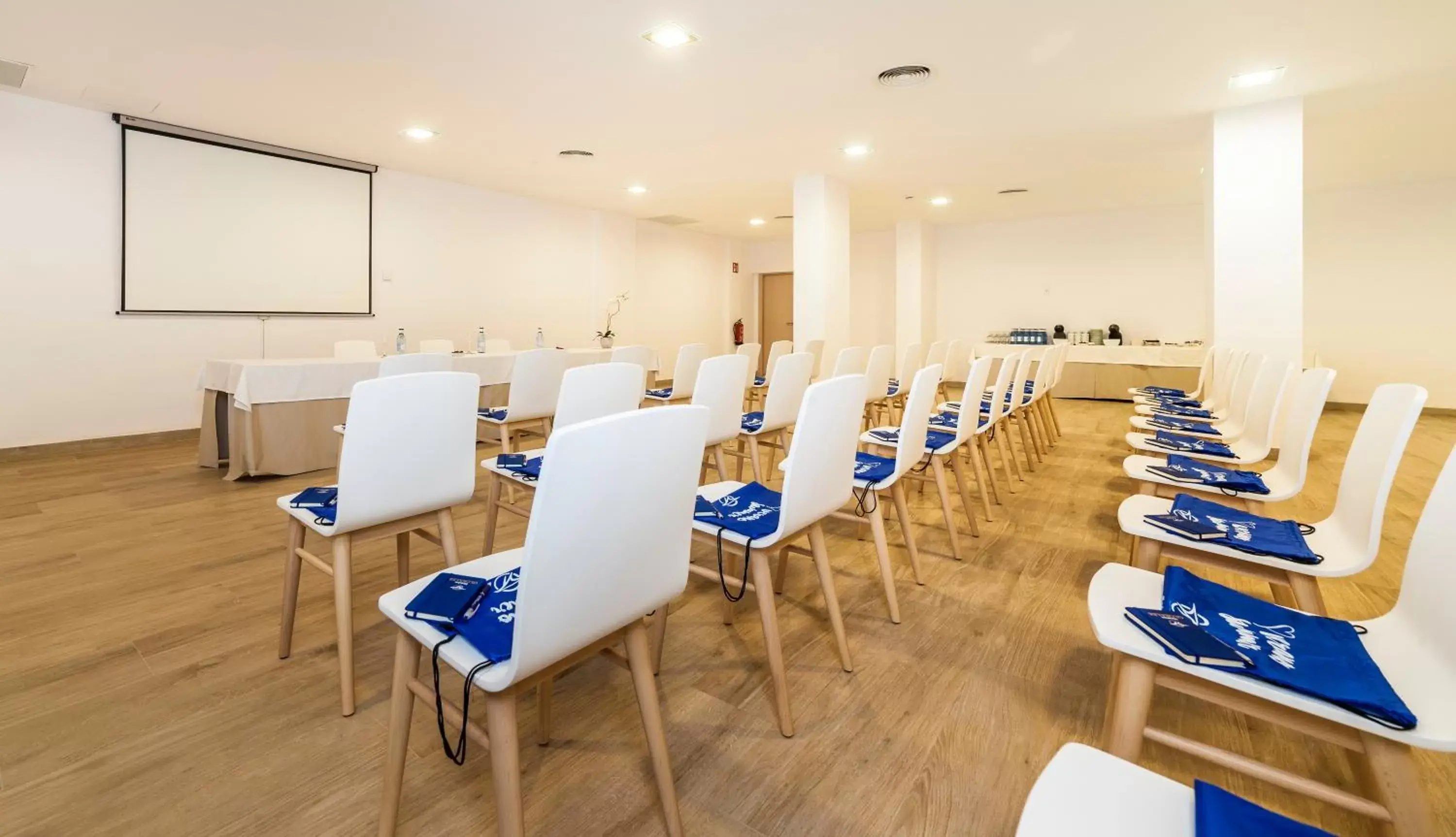 Business facilities in Globales Mimosa