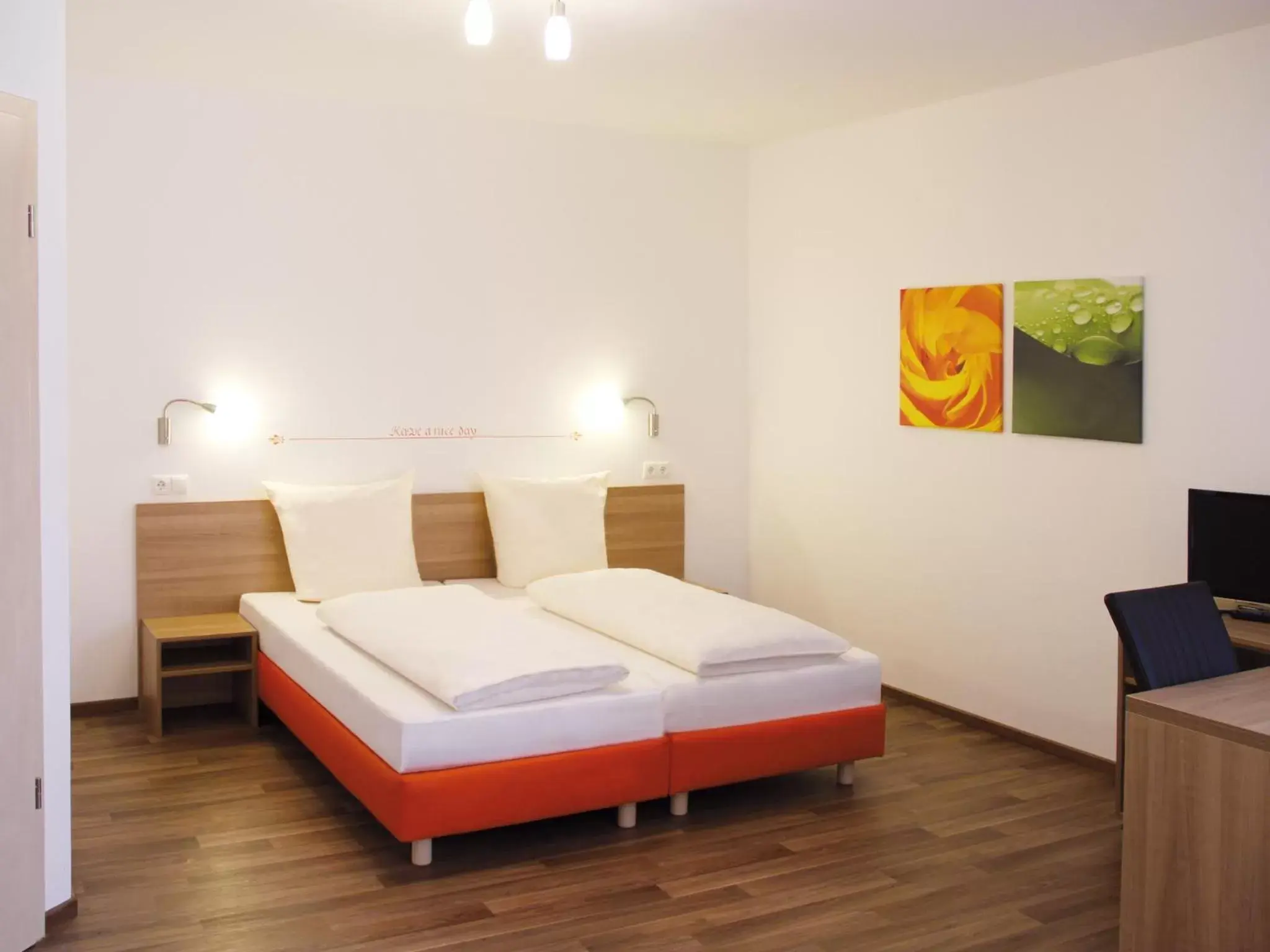 Photo of the whole room, Bed in Orange Hotel und Apartments