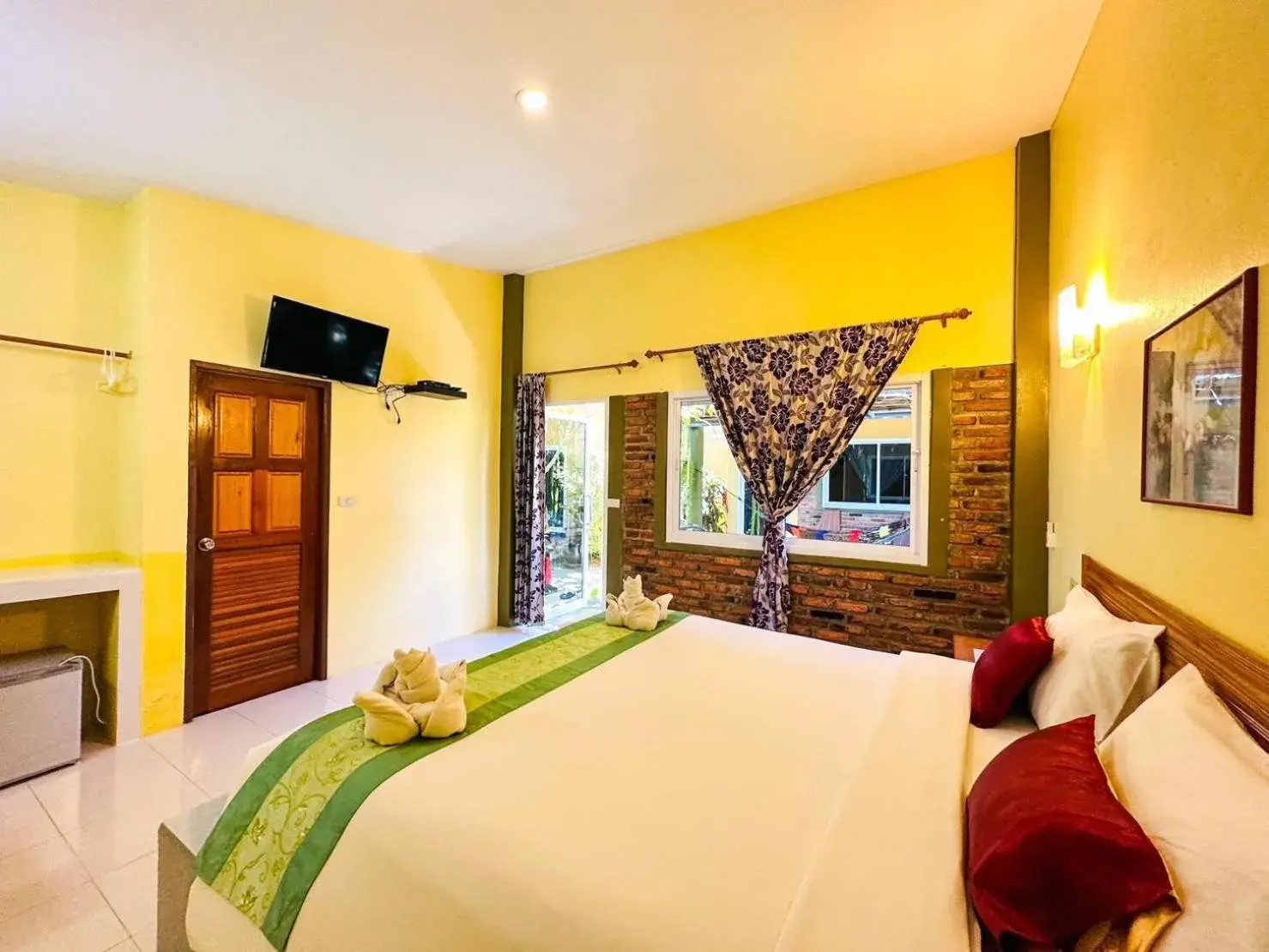 Bed in Lanta Baan Nok Resort (SHA Extra Plus)