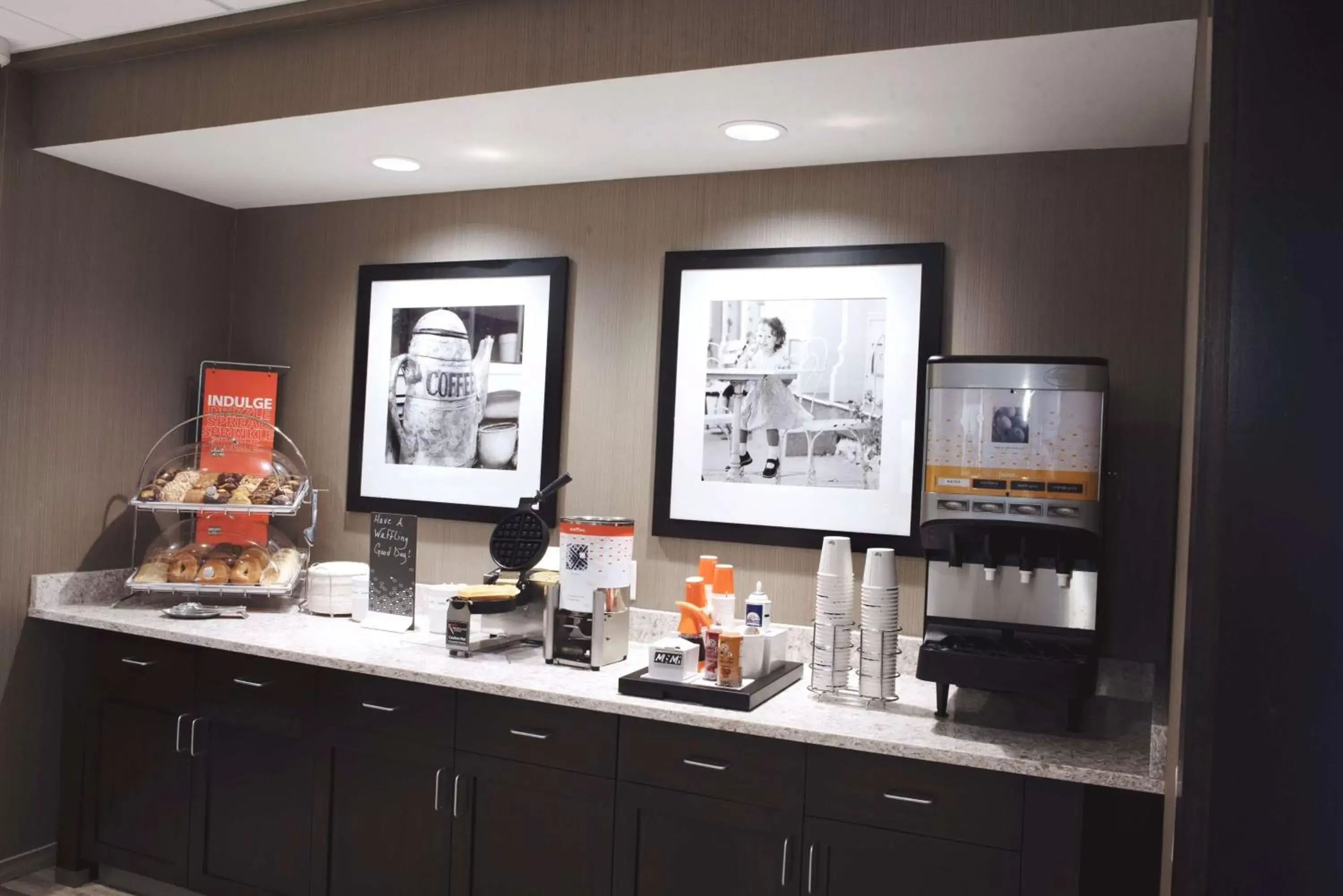 Breakfast in Hampton Inn By Hilton - Suites Des Moines-Urbandale IA