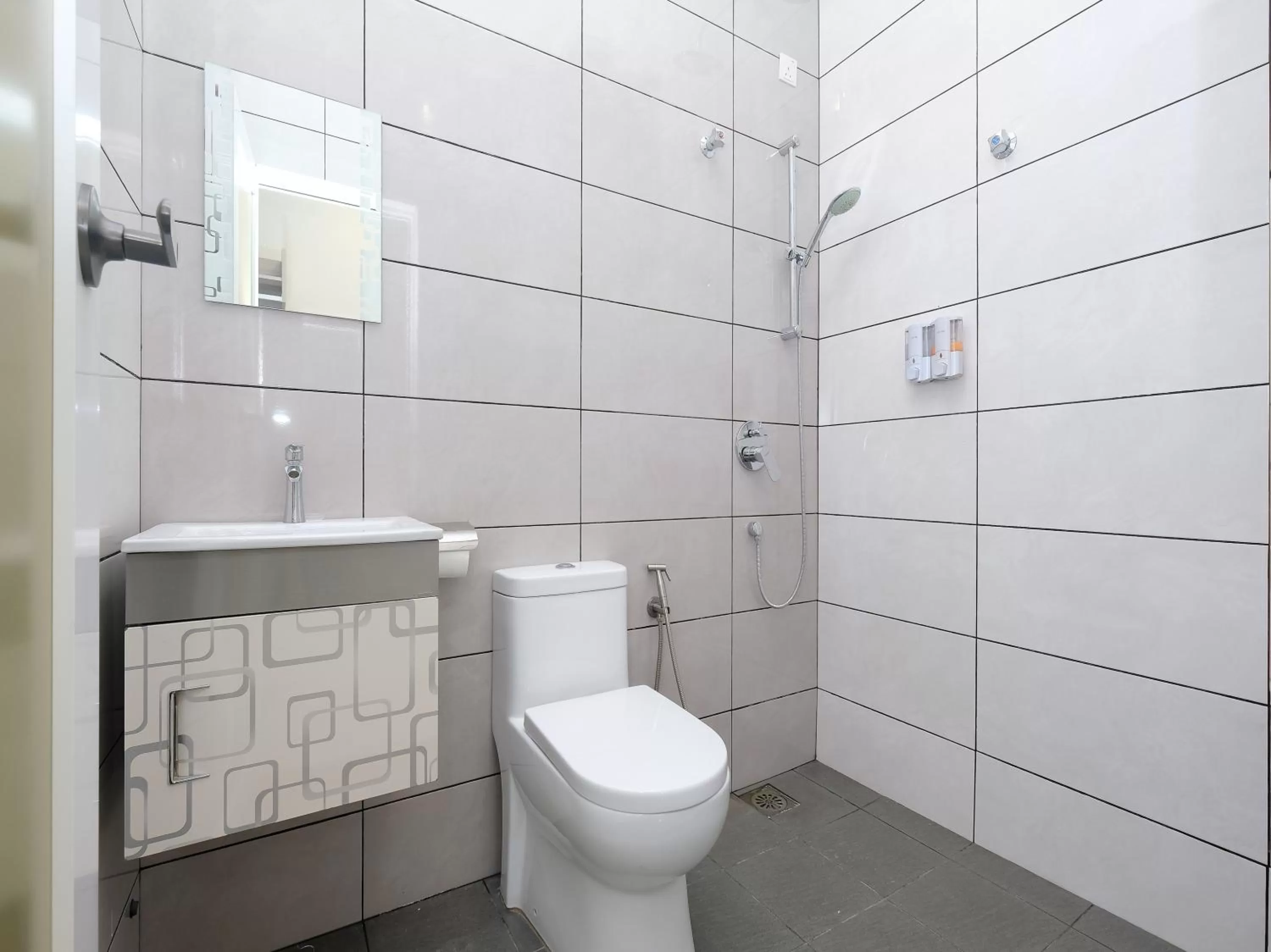 Bathroom in Super OYO 43935 Mancalin Hotel