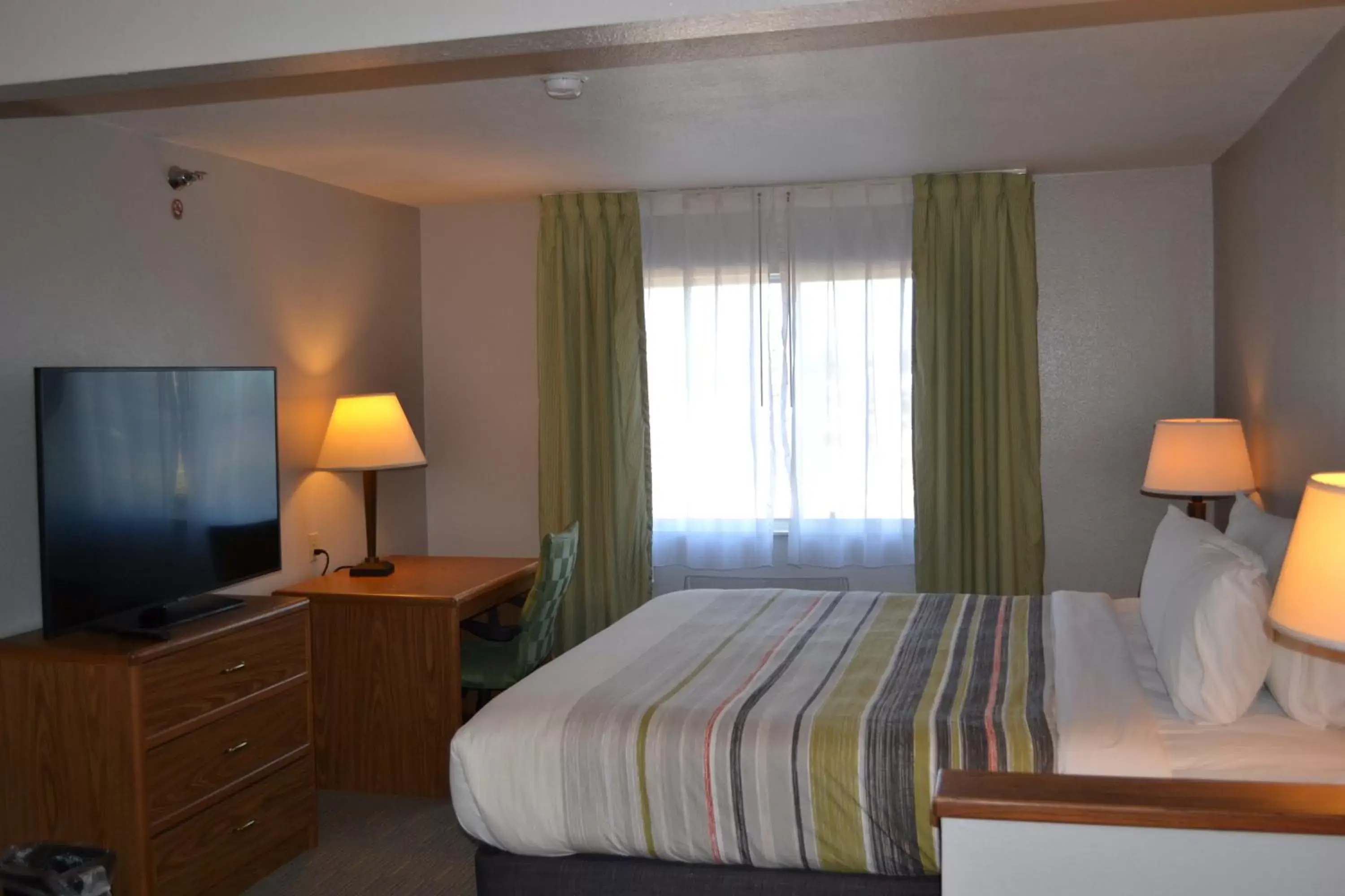 TV and multimedia, Bed in Country Inn & Suites by Radisson, Fairview Heights, IL