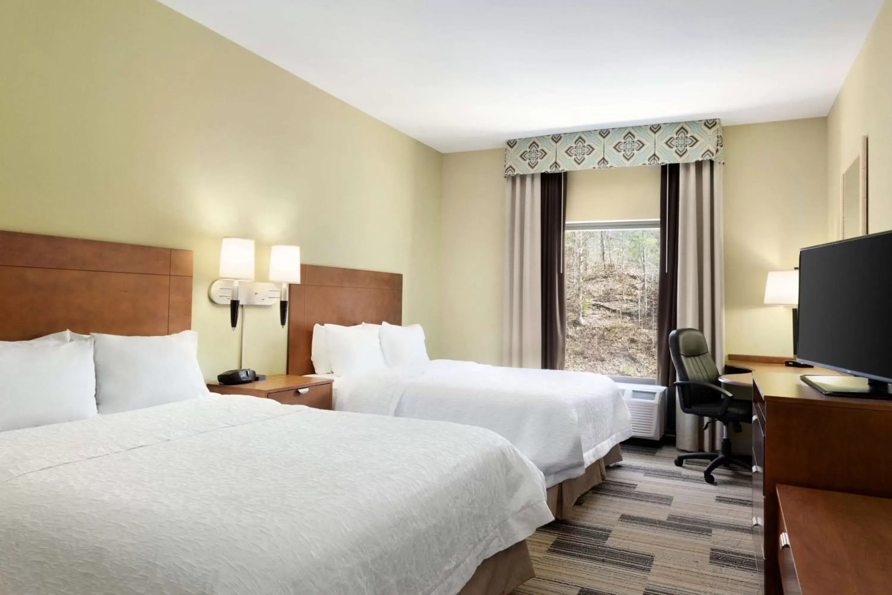 Bed in Hampton Inn & Suites Birmingham Airport Area