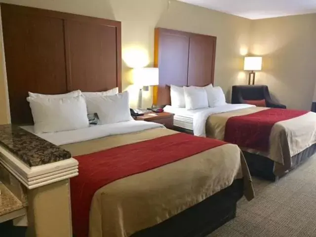 Queen Room with Two Queen Beds in Comfort Inn & Suites Airport-American Way Memphis