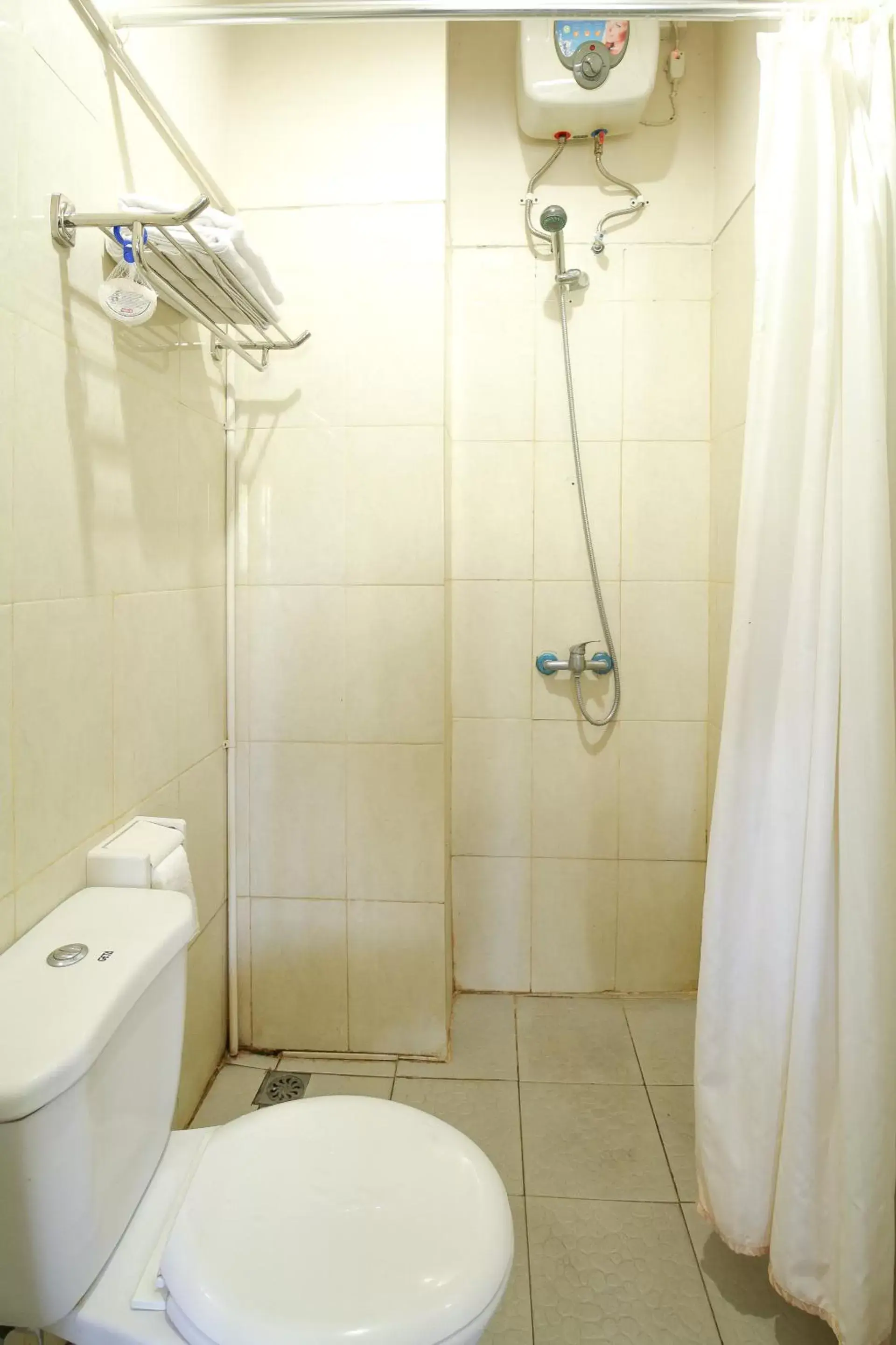 Bathroom in OYO 734 Tuban Torres Accomodation