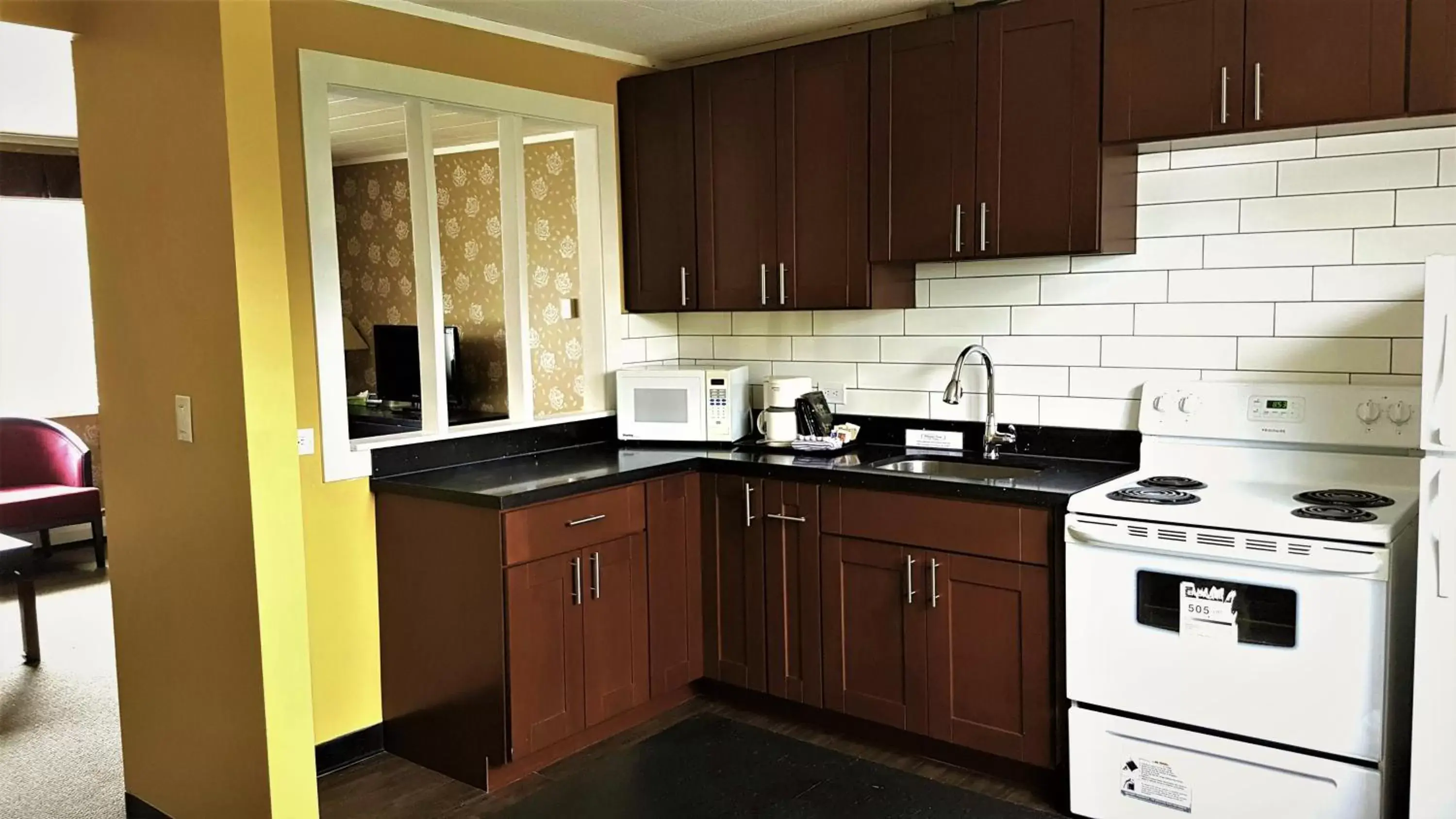 Kitchen or kitchenette, Kitchen/Kitchenette in Alpine Inn & Suites