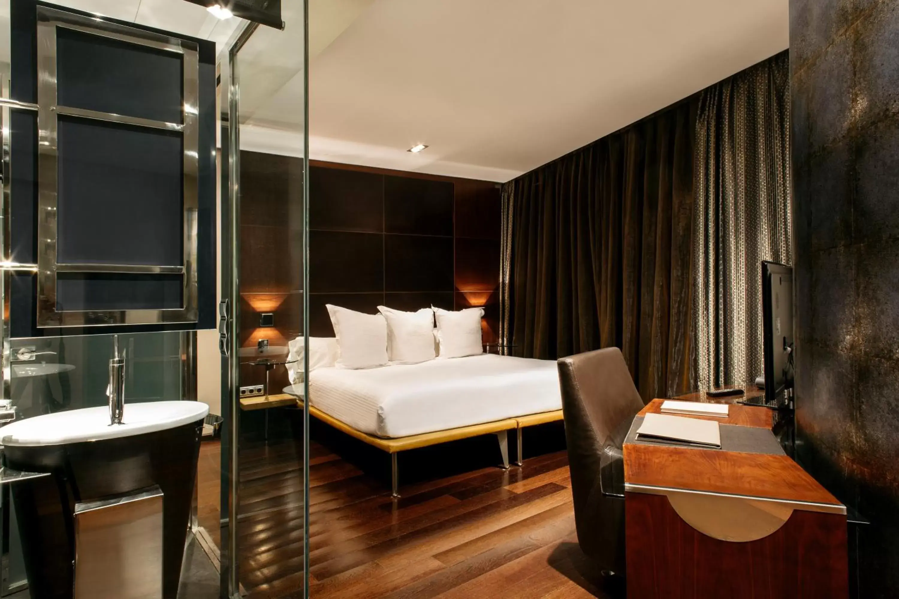 Photo of the whole room, Bed in Hotel Urban,a Member of Design Hotels