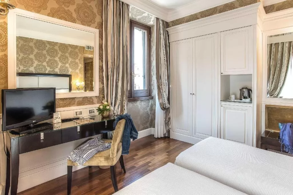 Bedroom, Bed in Albergo del Senato