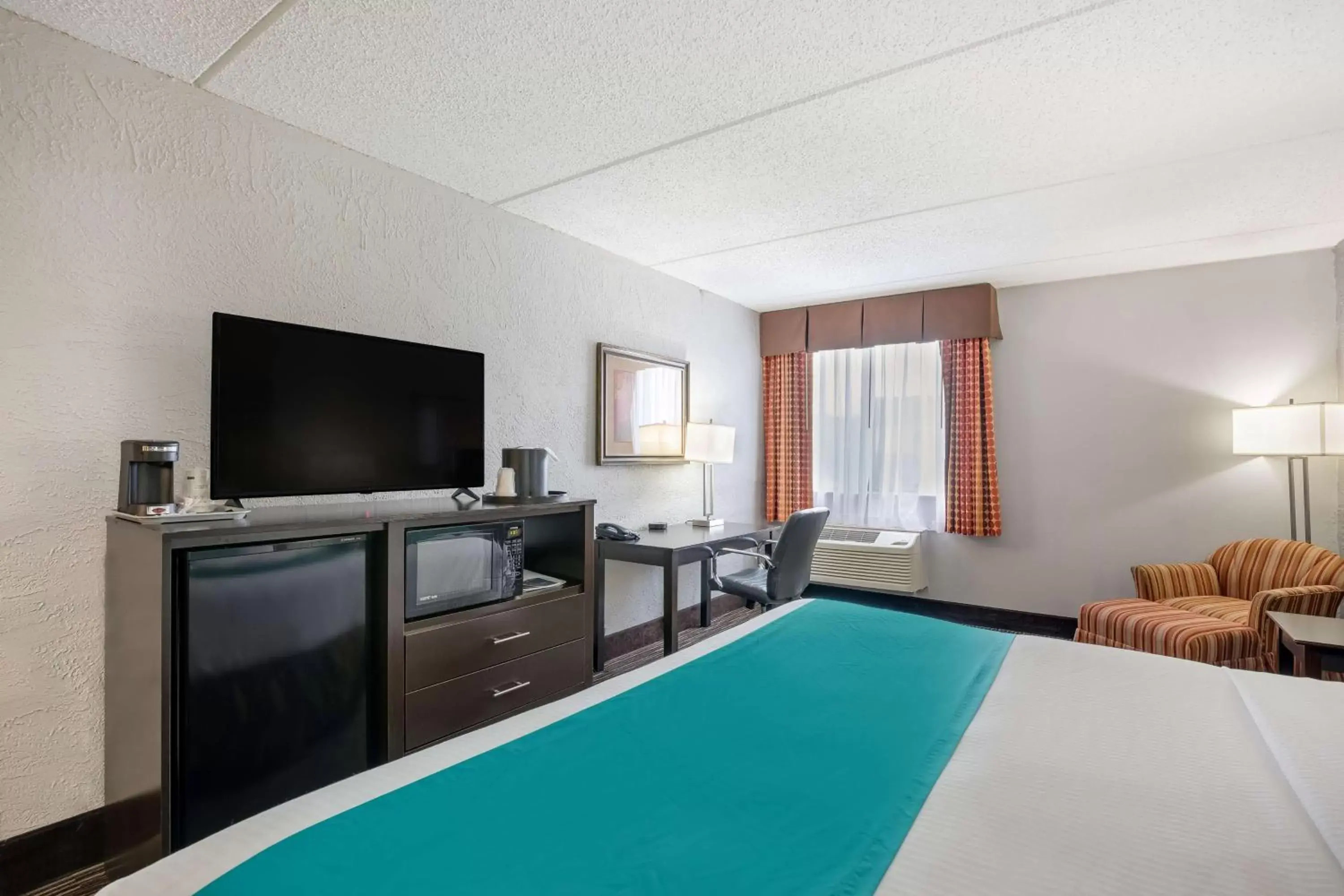 Bedroom, TV/Entertainment Center in Best Western Waukesha Grand