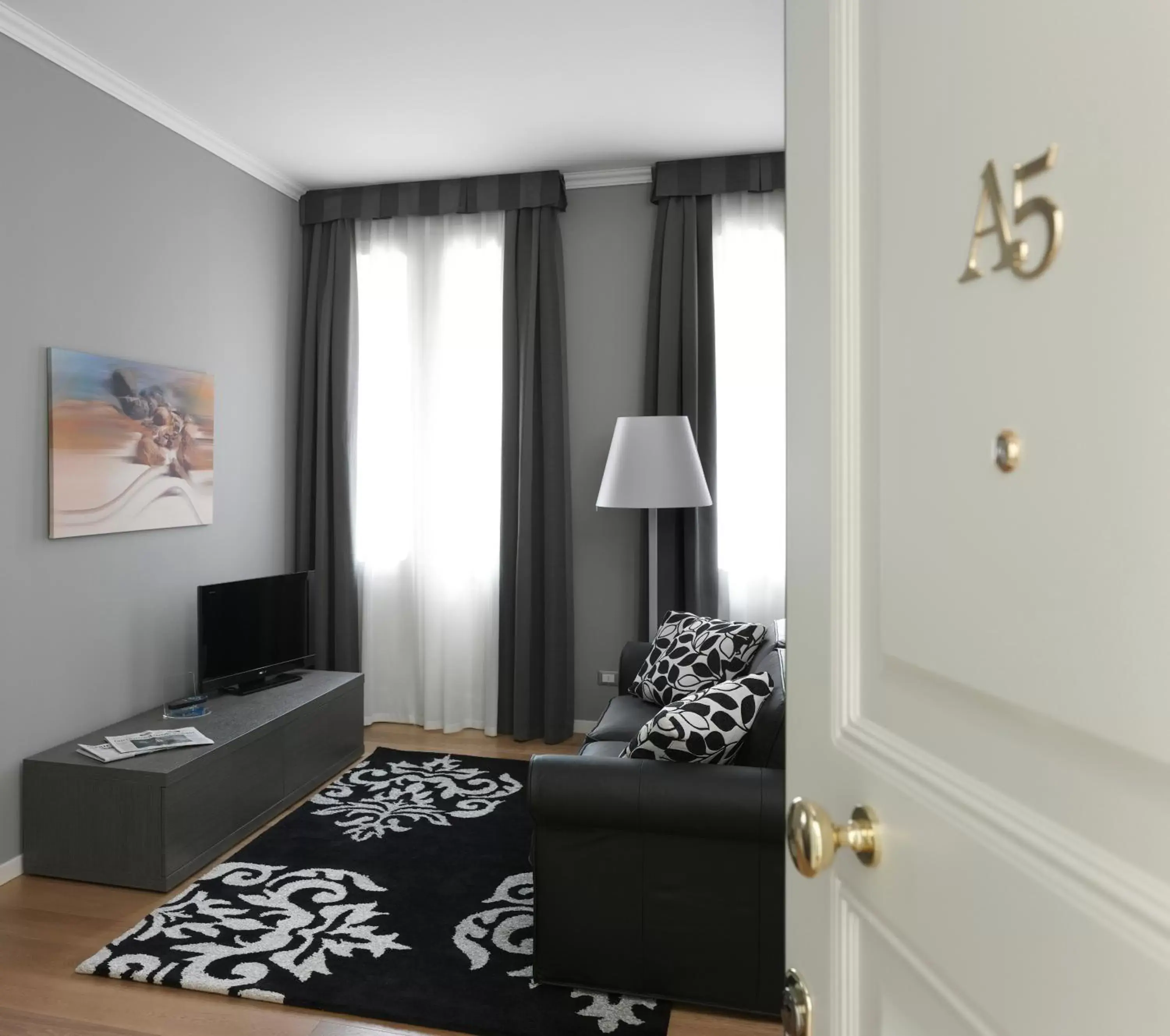 TV and multimedia, Bed in Palace Suite TV and multimedia, Bed in Palace Suite