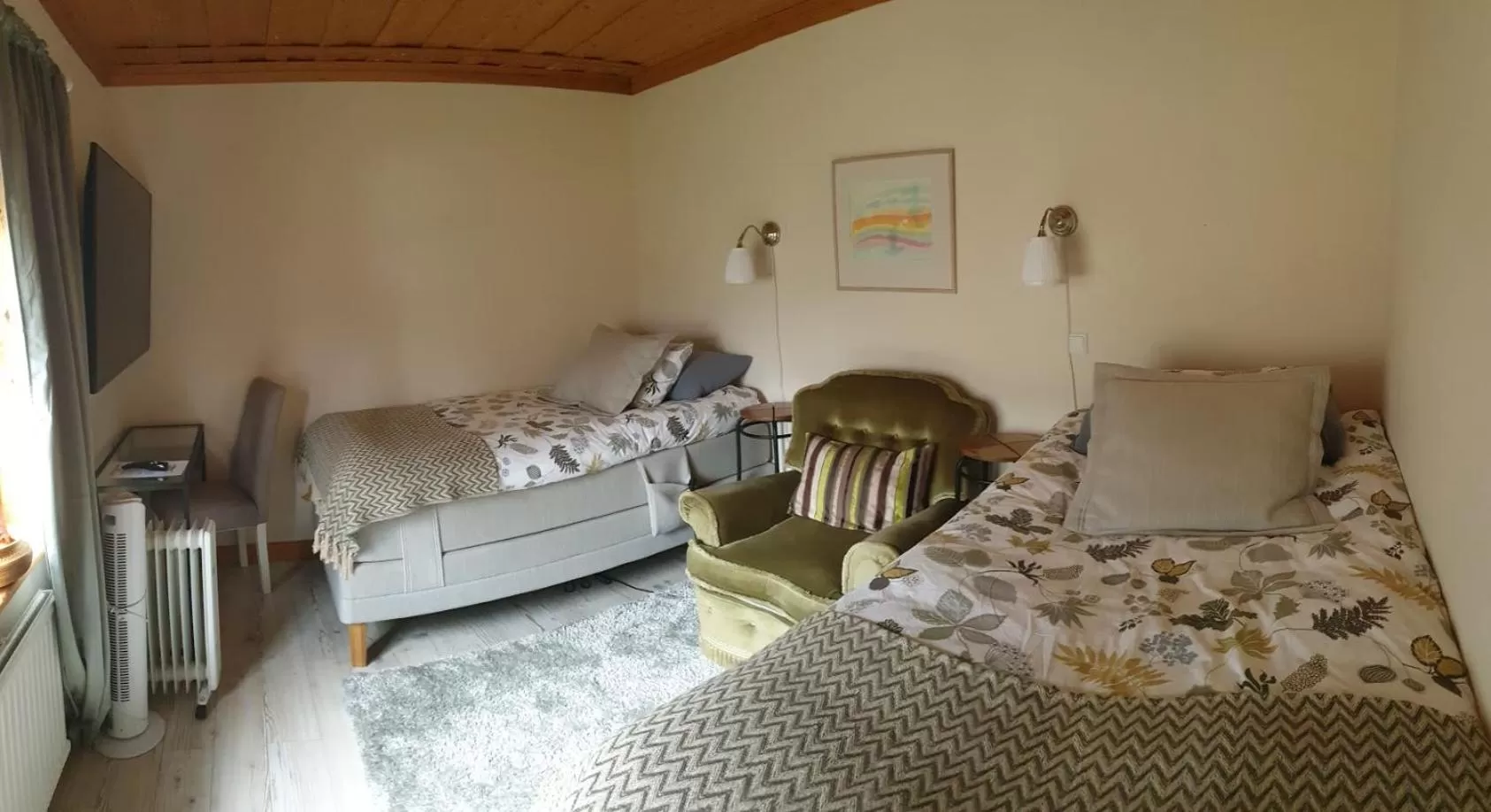 Photo of the whole room, Bed in Woodstock B & B Studios