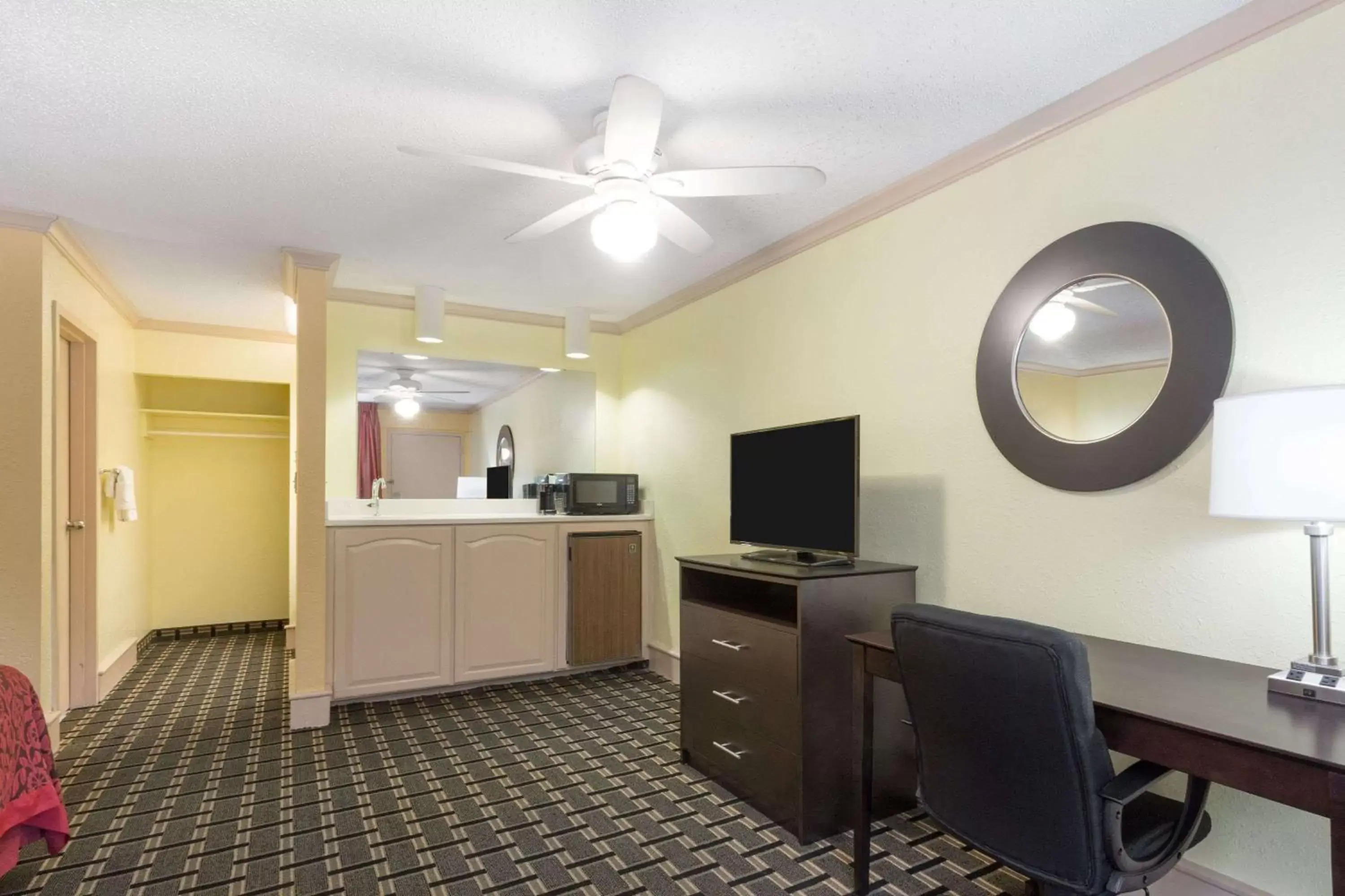 Photo of the whole room, TV/Entertainment Center in Days Inn by Wyndham Savannah Airport