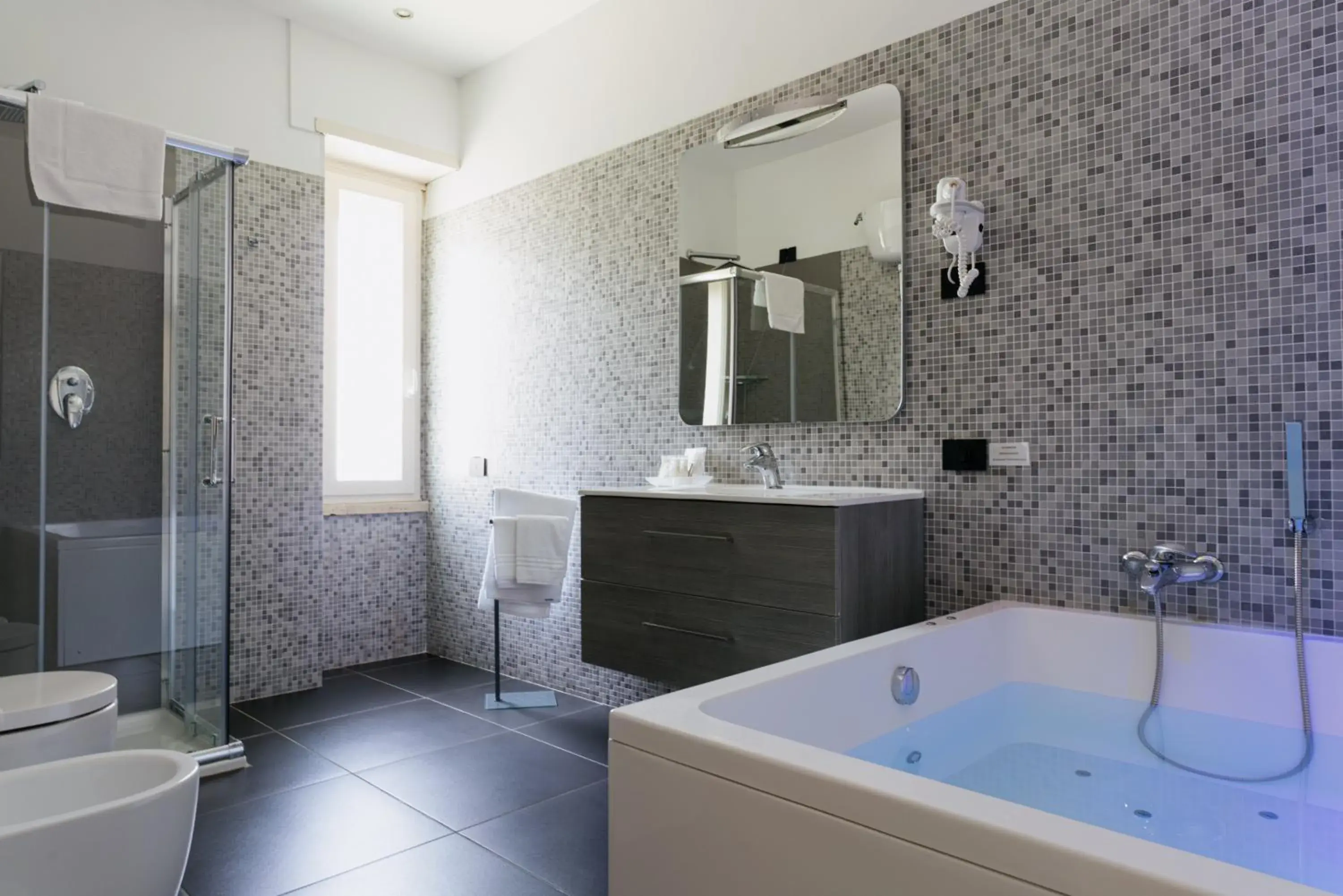 Bathroom in Plana Hotel