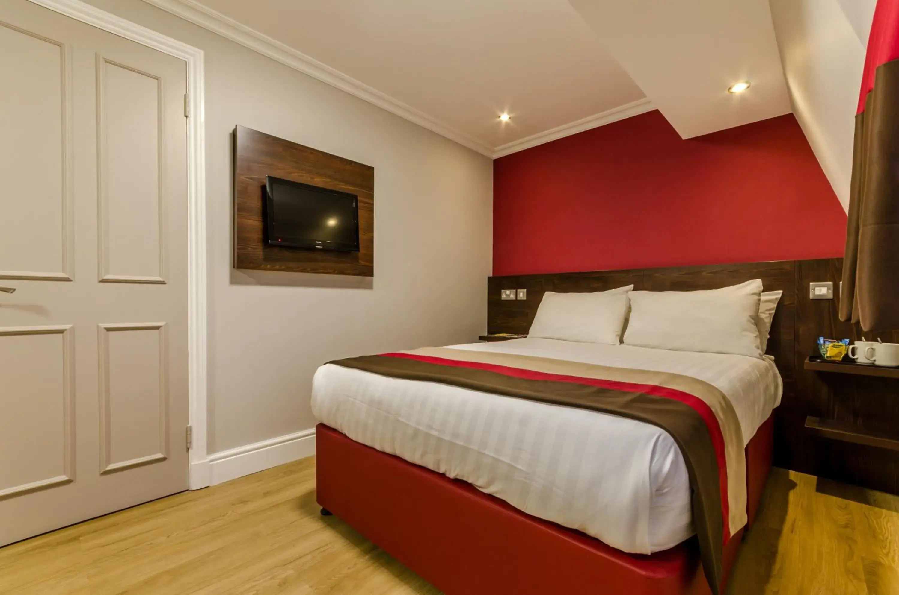 Bed in Royal Cambridge Hotel