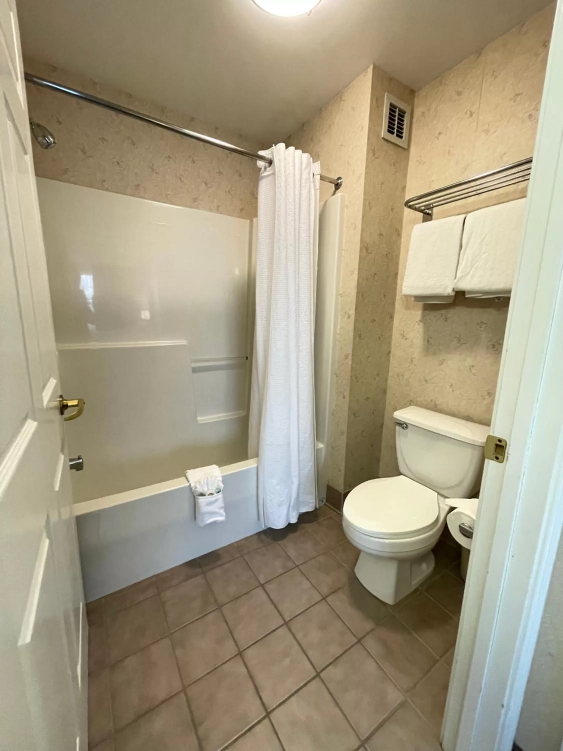 Accessible One Bedroom King Suite   in Smart Suites, Ascend Hotel Collection