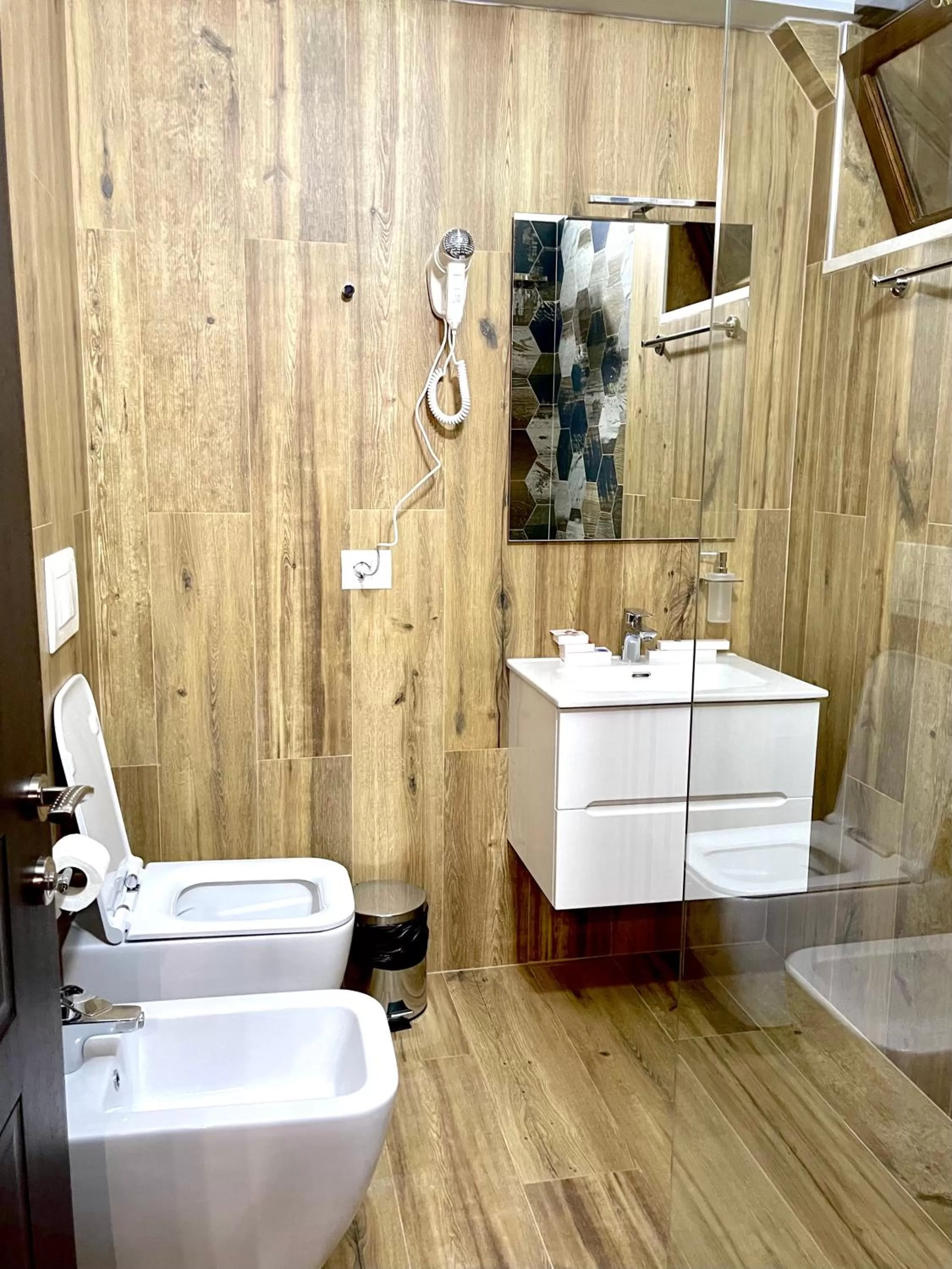 Bathroom in White House Berat