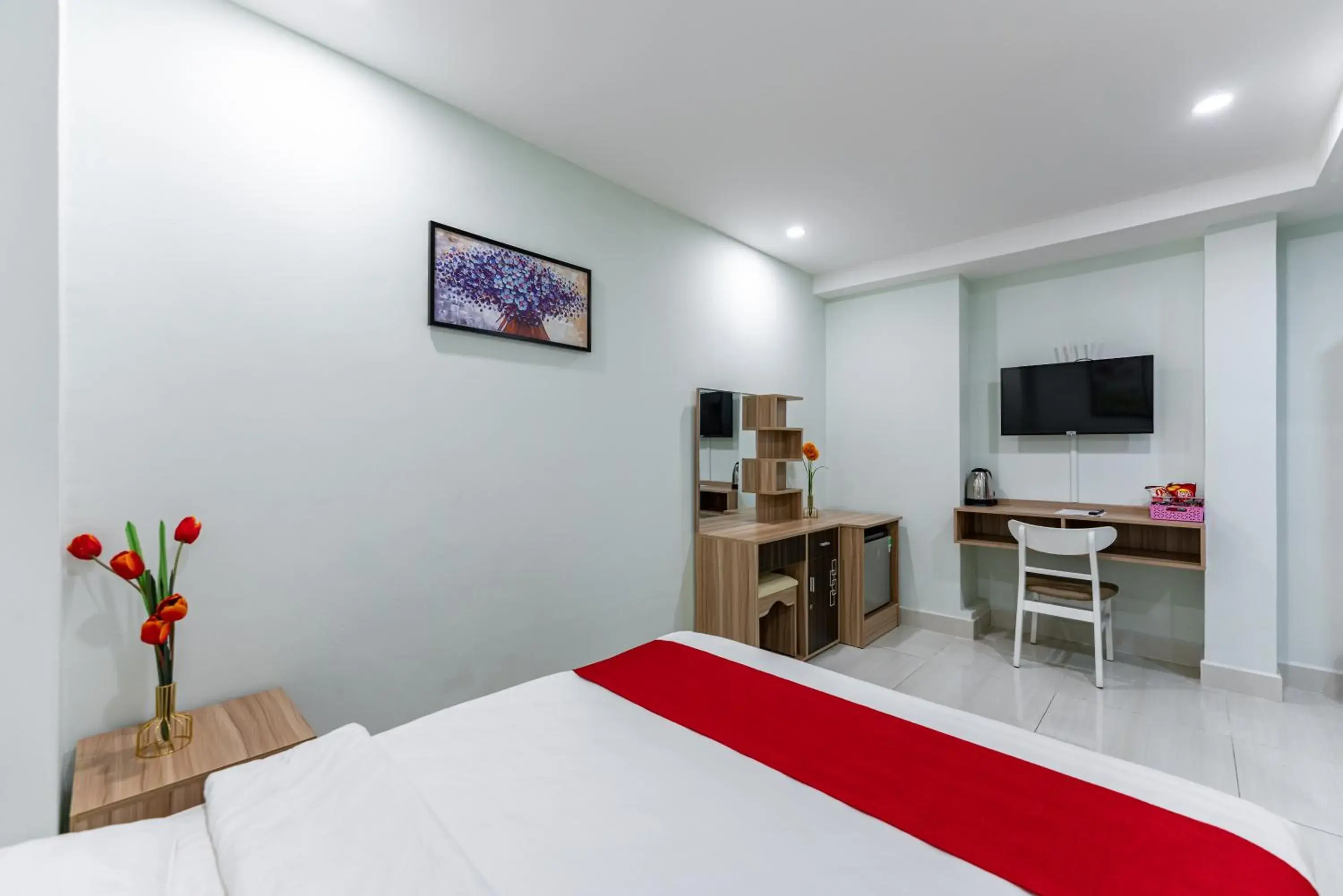 Bed, TV/Entertainment Center in Cherry Hotel and Apartment