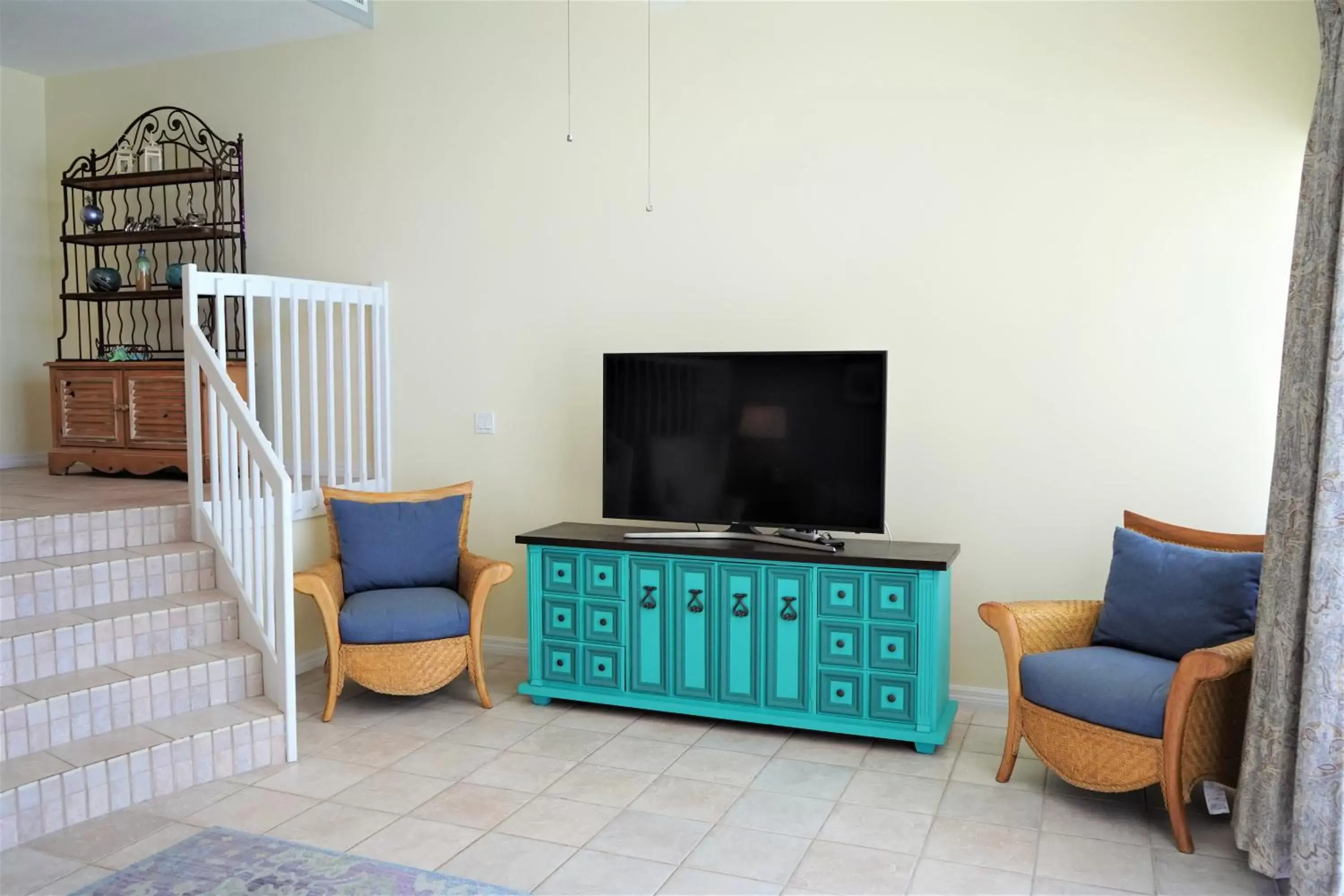 Living room, TV/Entertainment Center in Glunz Ocean Beach Hotel and Resort